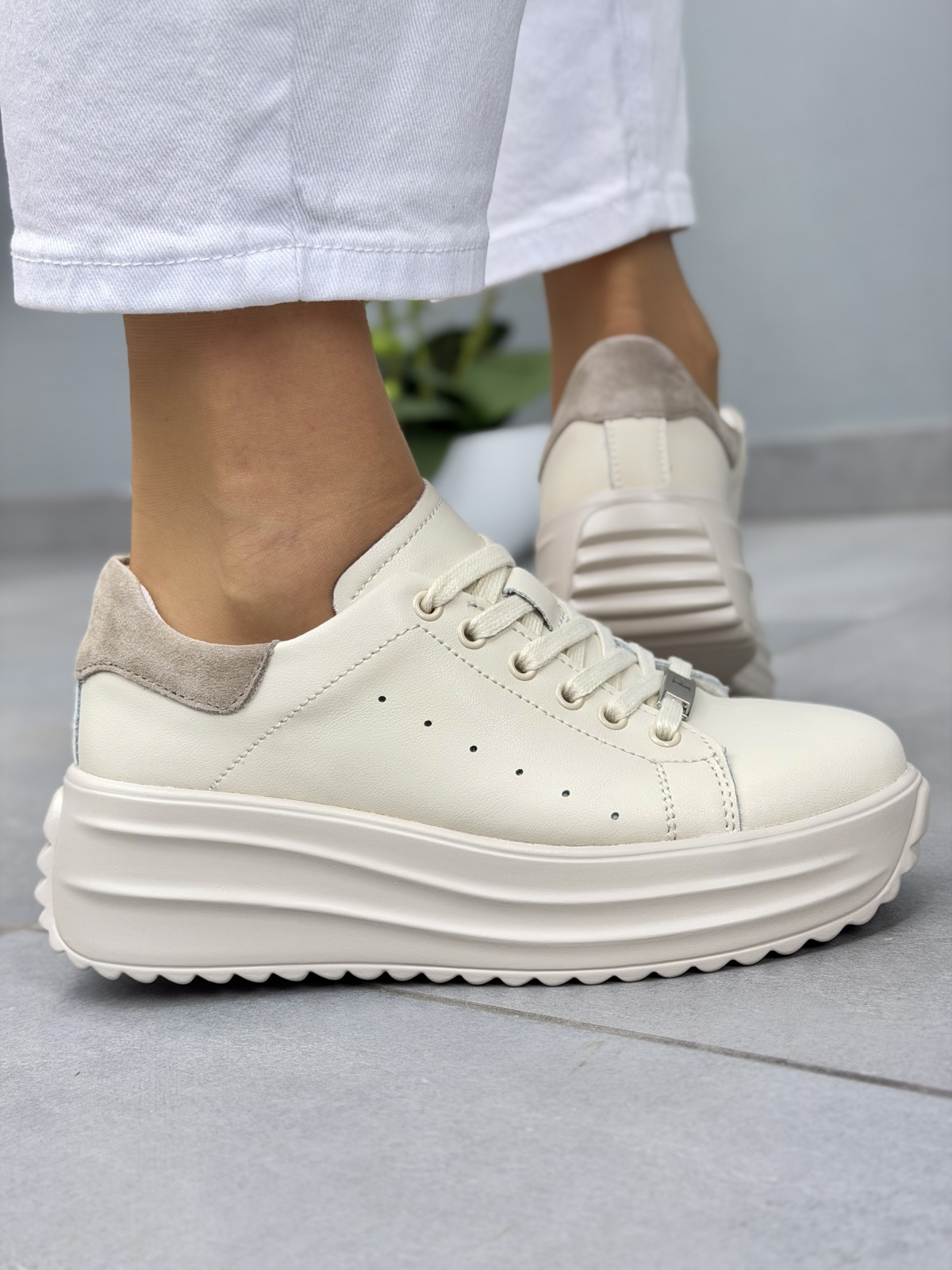 Beżowe sneakersy damskie skórzane na platformie casual