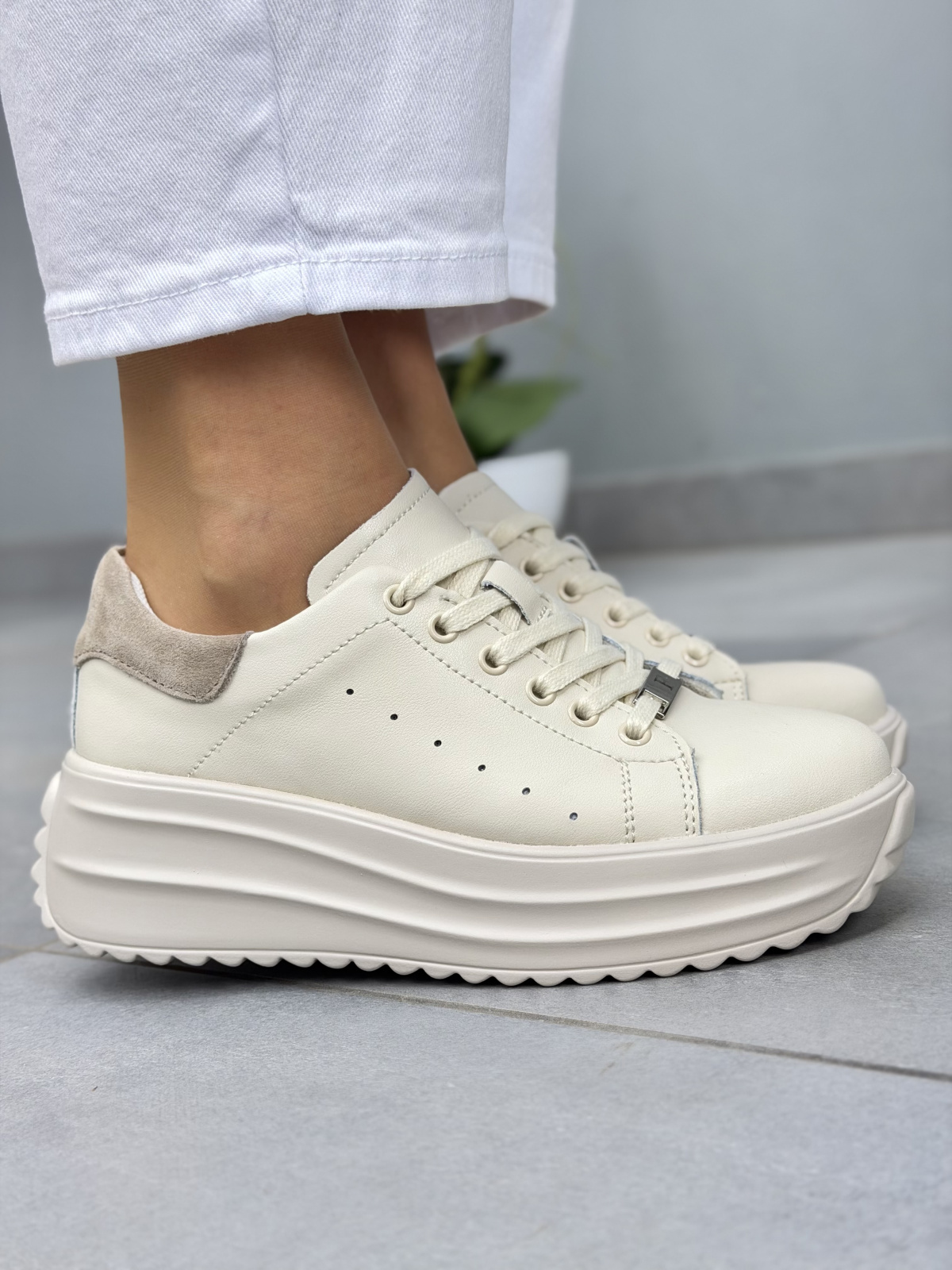 Beżowe sneakersy damskie skórzane na platformie casual