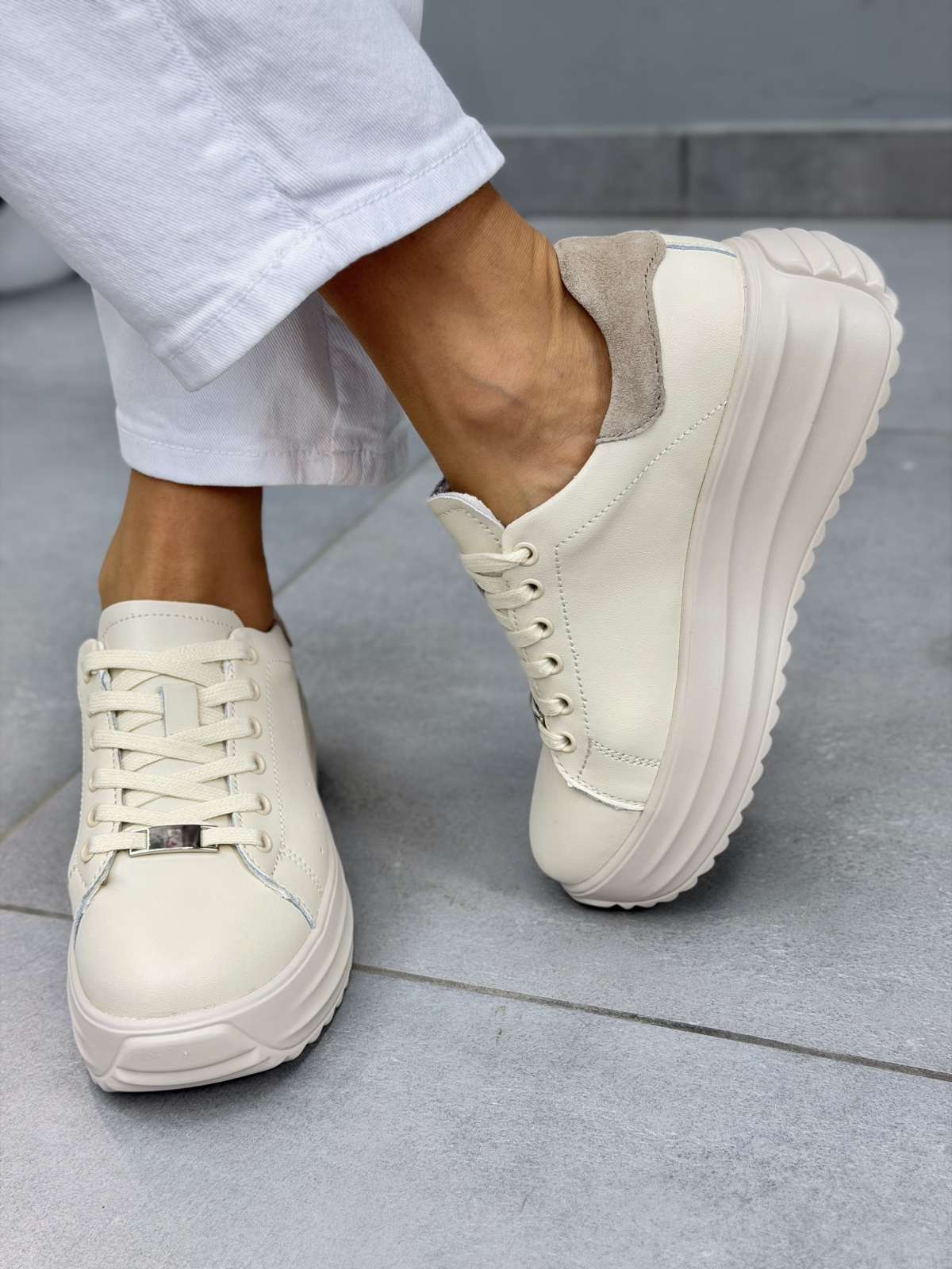 Beżowe sneakersy damskie skórzane na platformie casual