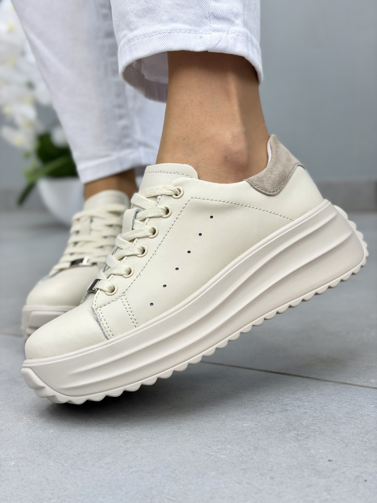 Beżowe sneakersy damskie skórzane na platformie casual