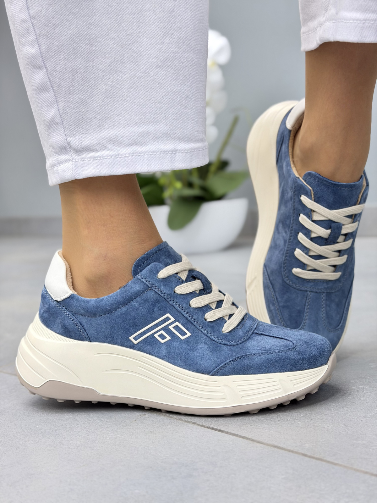 Niebieskie sneakersy damskie zamszowe skórzane casual na platformie