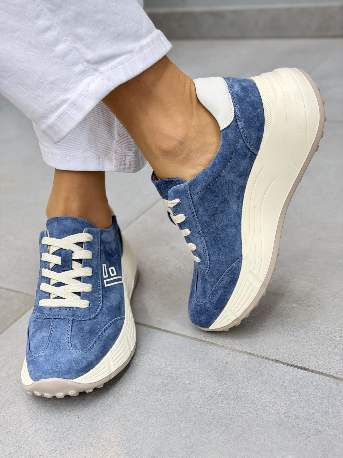 Niebieskie sneakersy damskie zamszowe skórzane casual na platformie