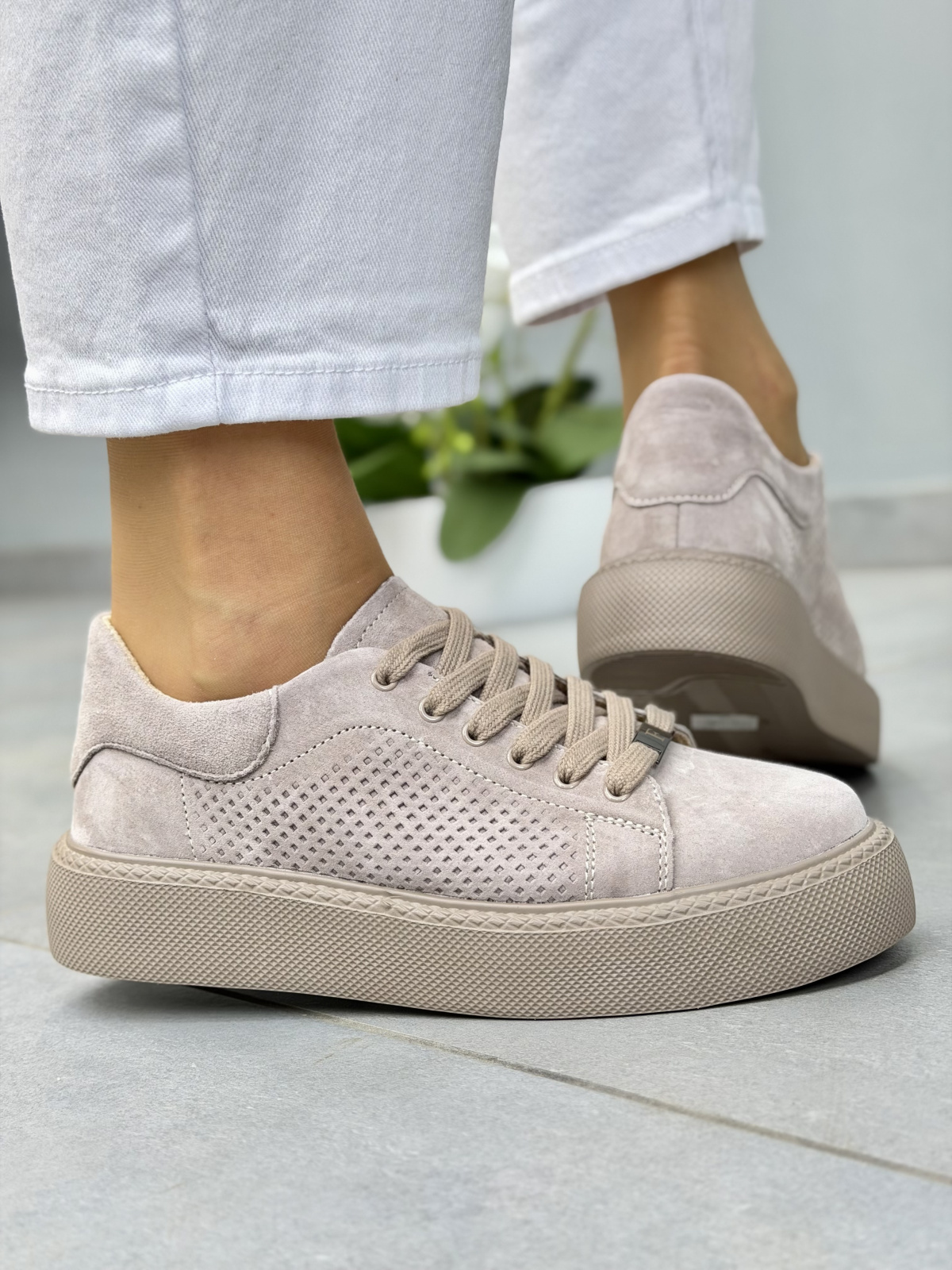 Beżowe sneakersy damskie zamszowe ze skóry naturalnej casual