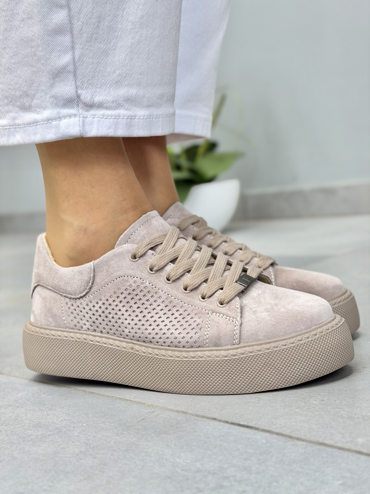 Beżowe sneakersy damskie zamszowe ze skóry naturalnej casual