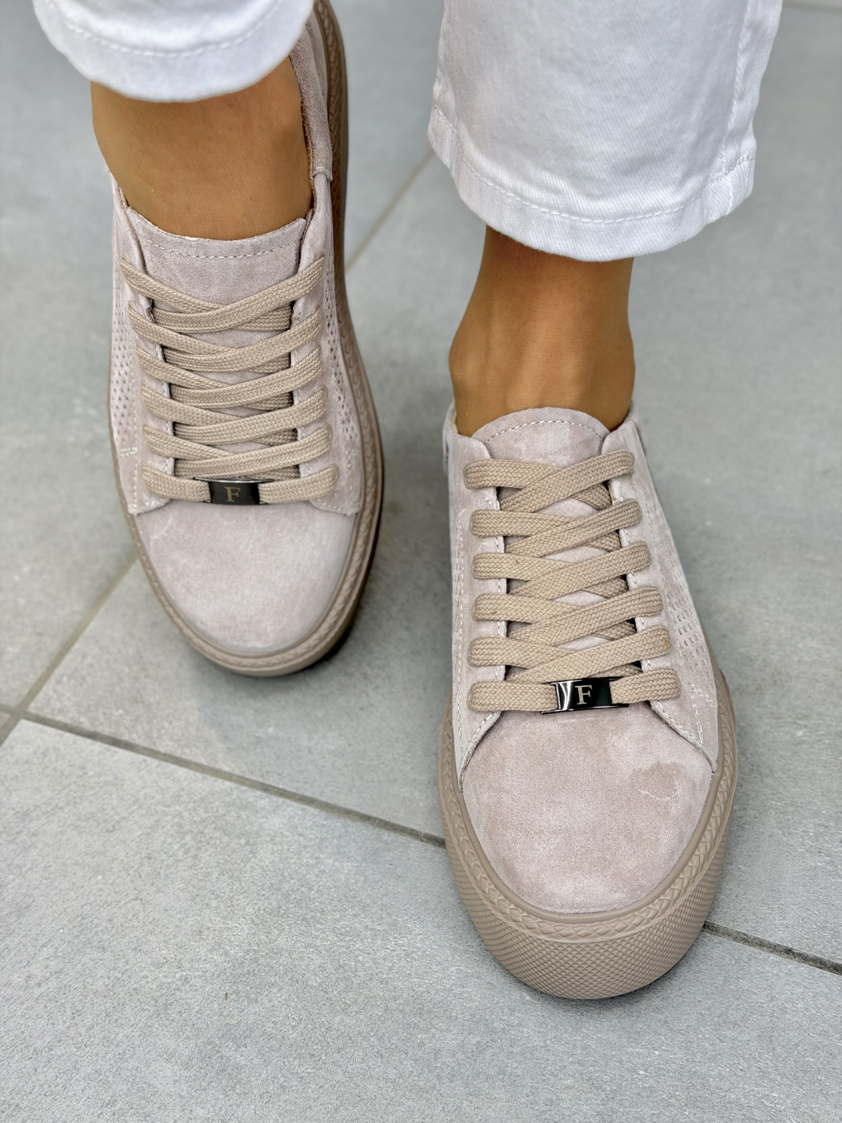 Beżowe sneakersy damskie zamszowe ze skóry naturalnej casual