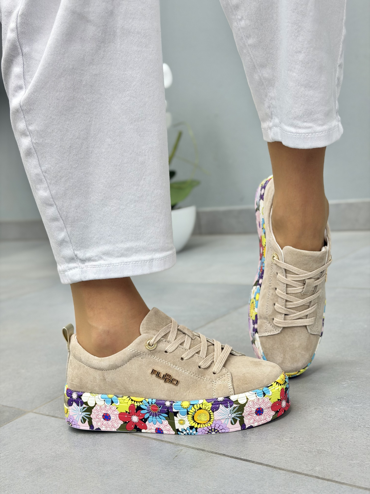 Beżowe sneakersy damskie zamszowe skórzane na platformie casual