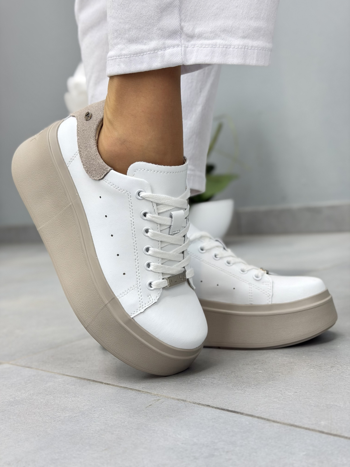 Białe sneakersy damskie skórzane na platformie casual