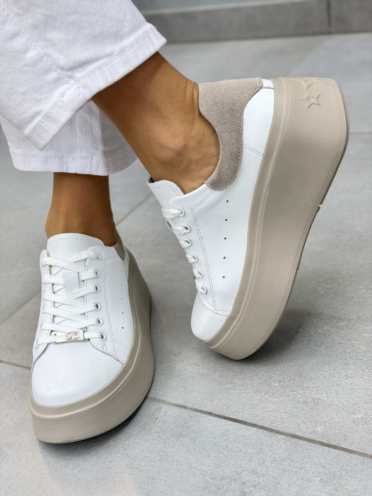 Białe sneakersy damskie skórzane na platformie casual