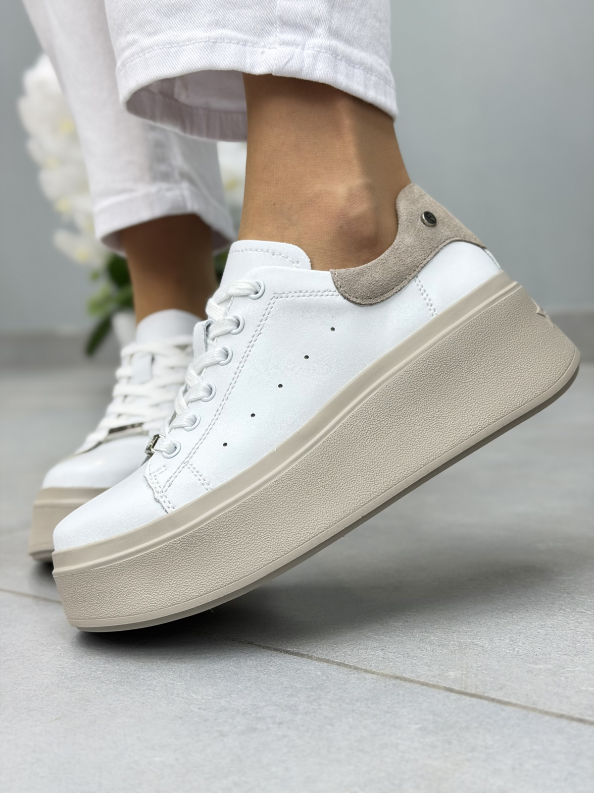 Białe sneakersy damskie skórzane na platformie casual