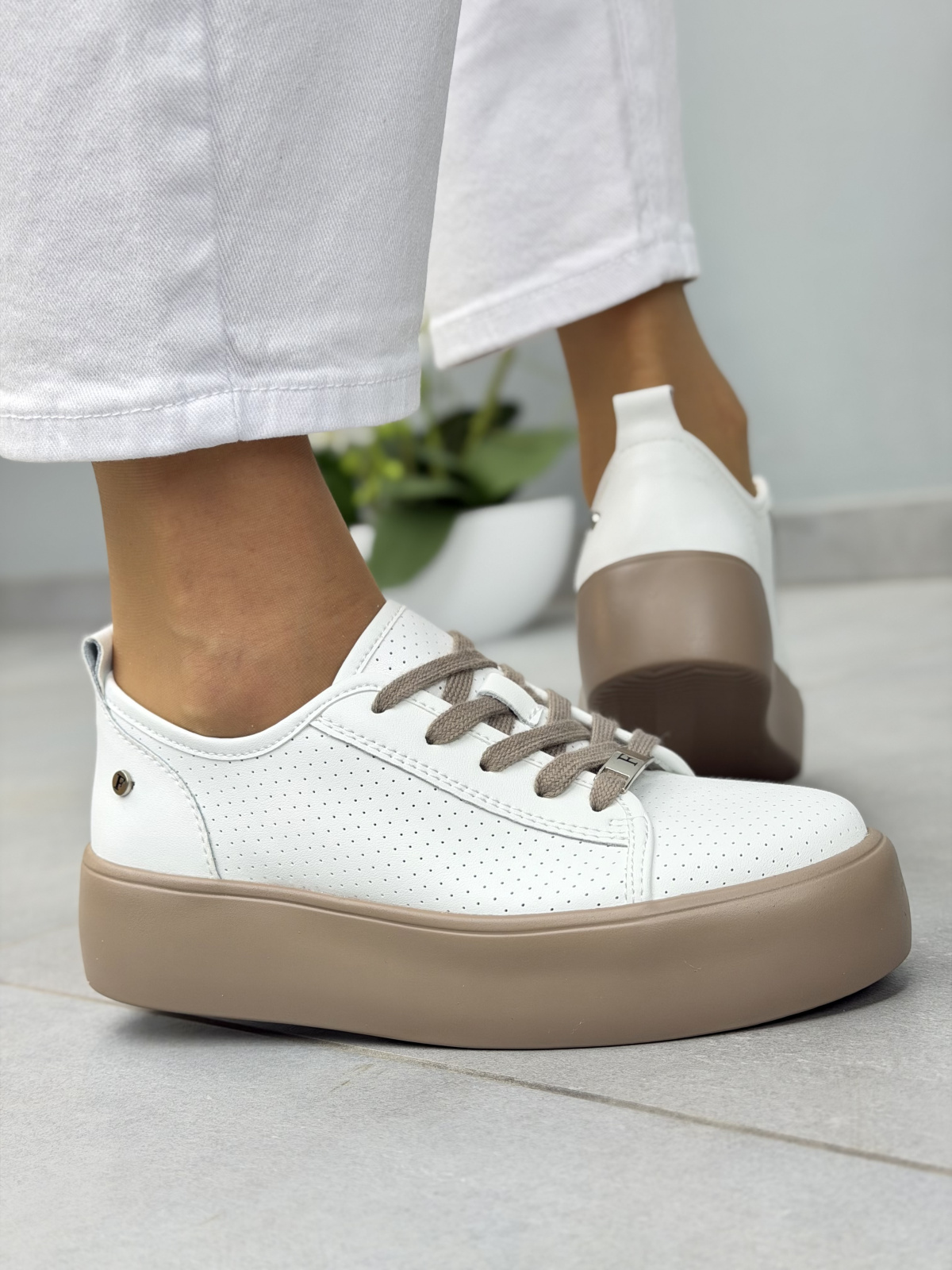 Białe skórzane sneakersy damskie casual platforma