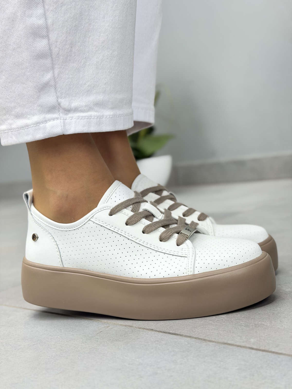 Białe skórzane sneakersy damskie casual platforma