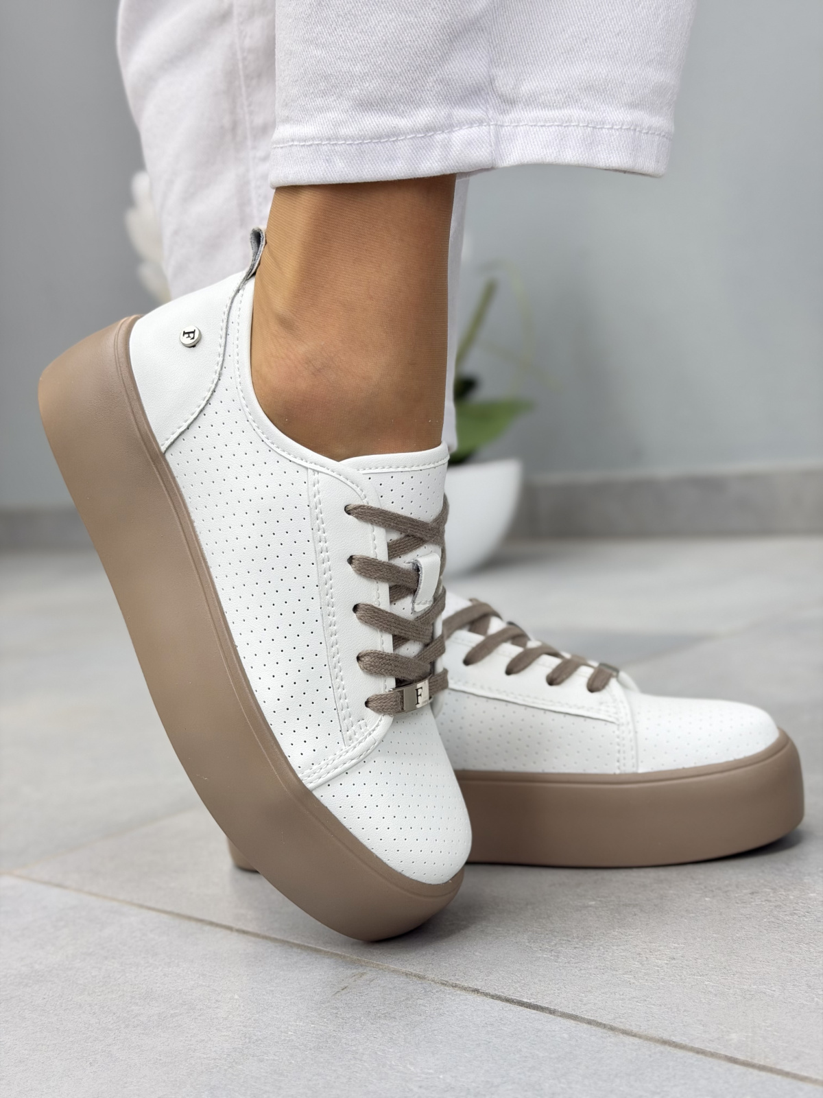 Białe skórzane sneakersy damskie casual platforma