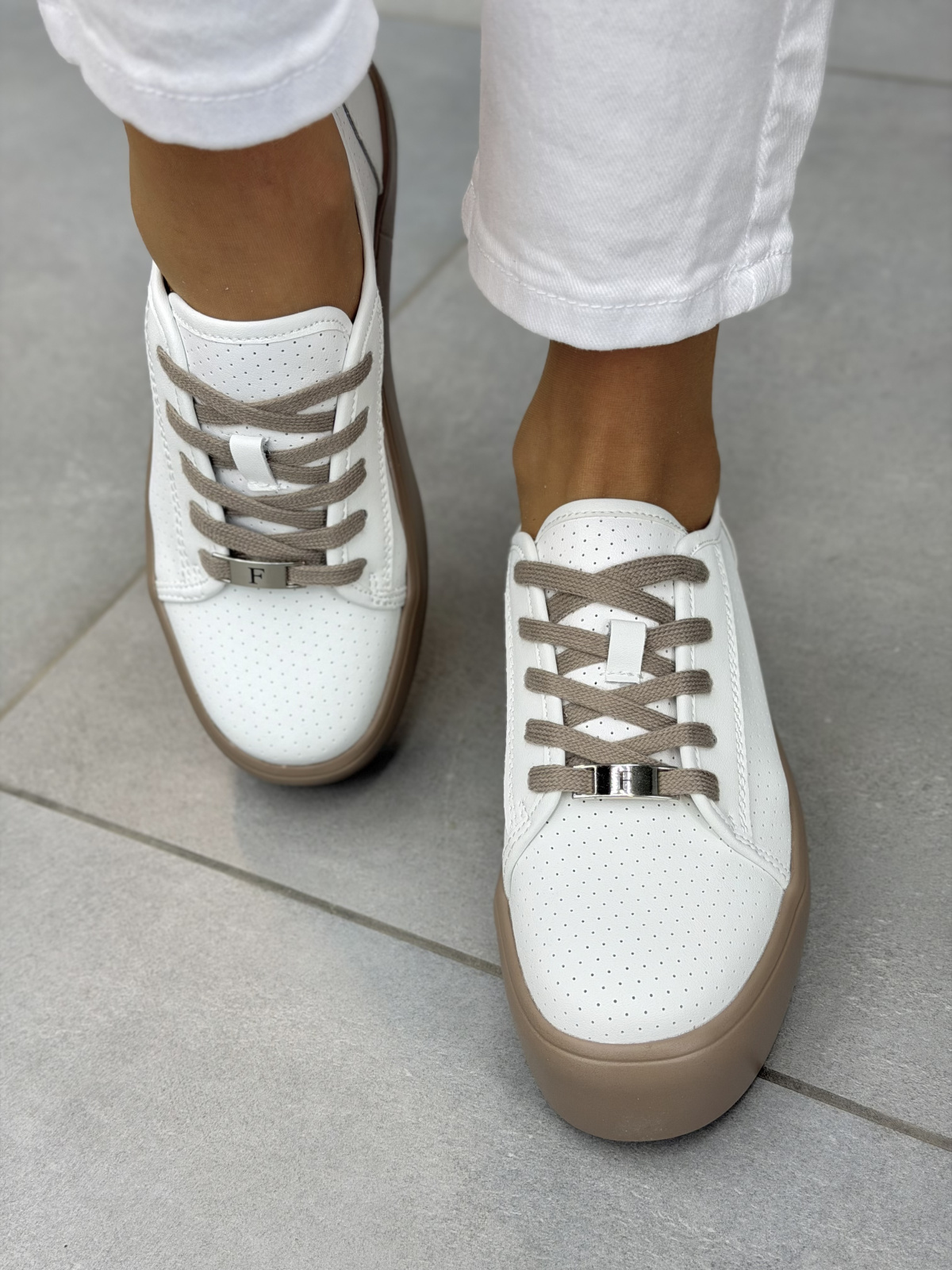 Białe skórzane sneakersy damskie casual platforma