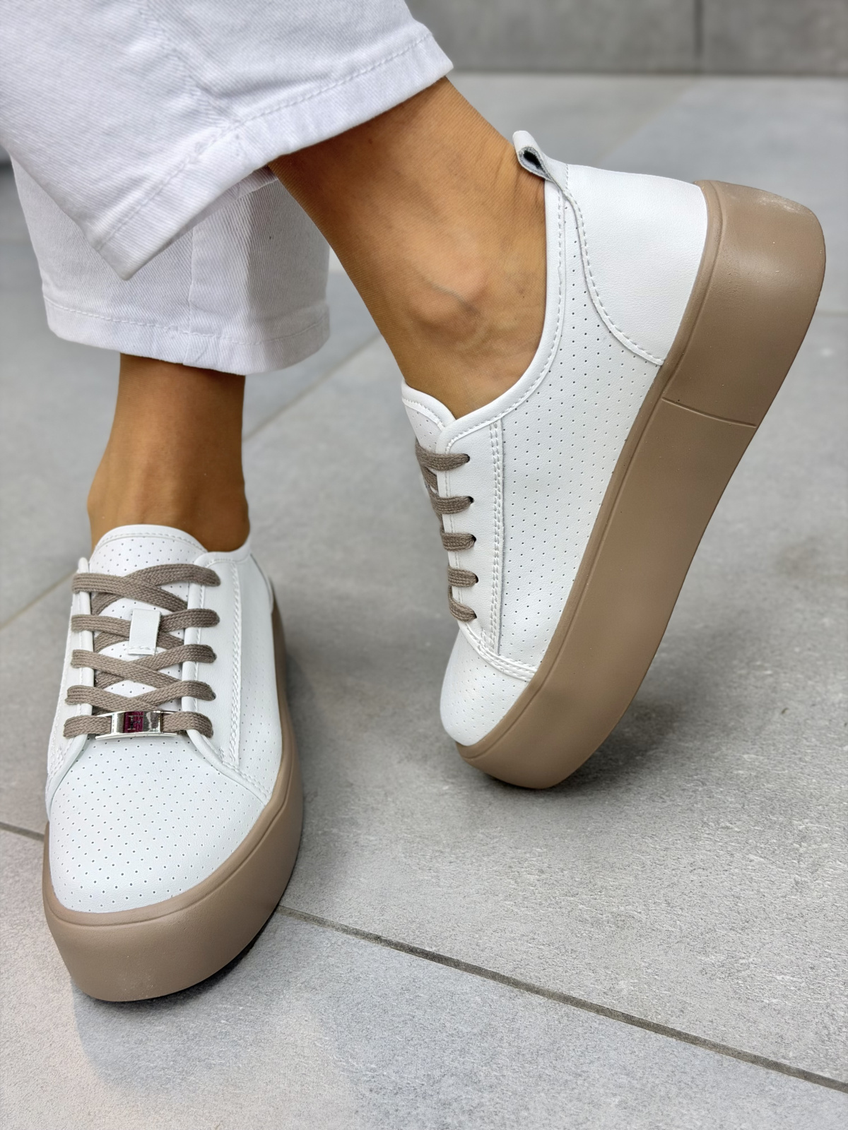 Białe skórzane sneakersy damskie casual platforma