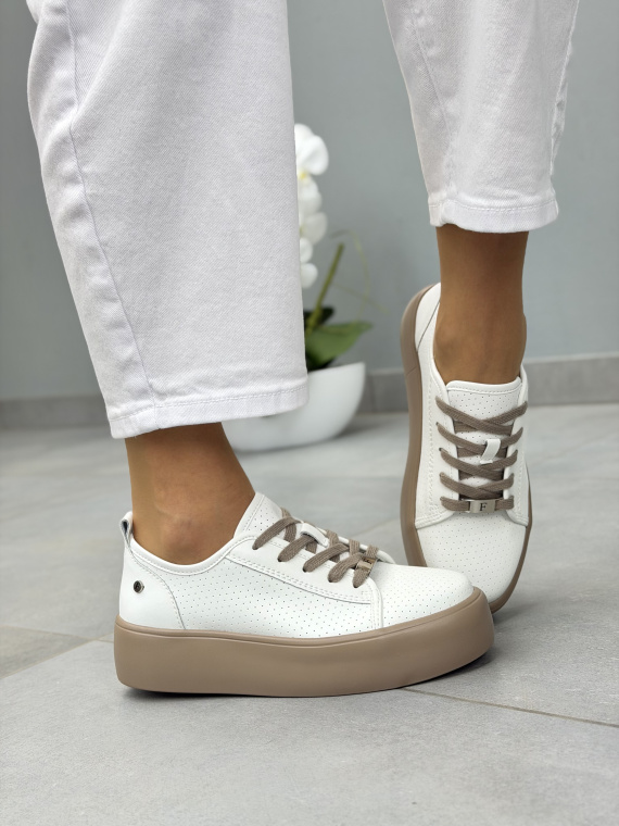Białe skórzane sneakersy damskie casual platforma