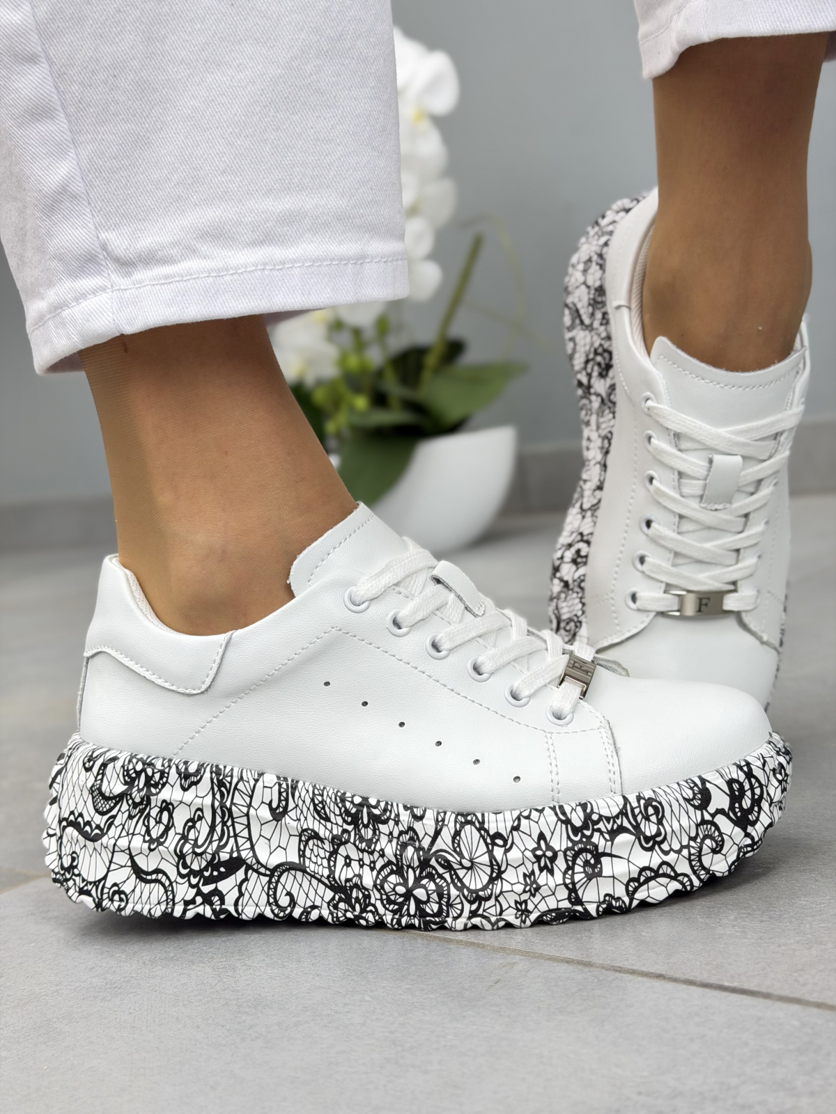 Białe sneakersy damskie skórzane na platformie casual