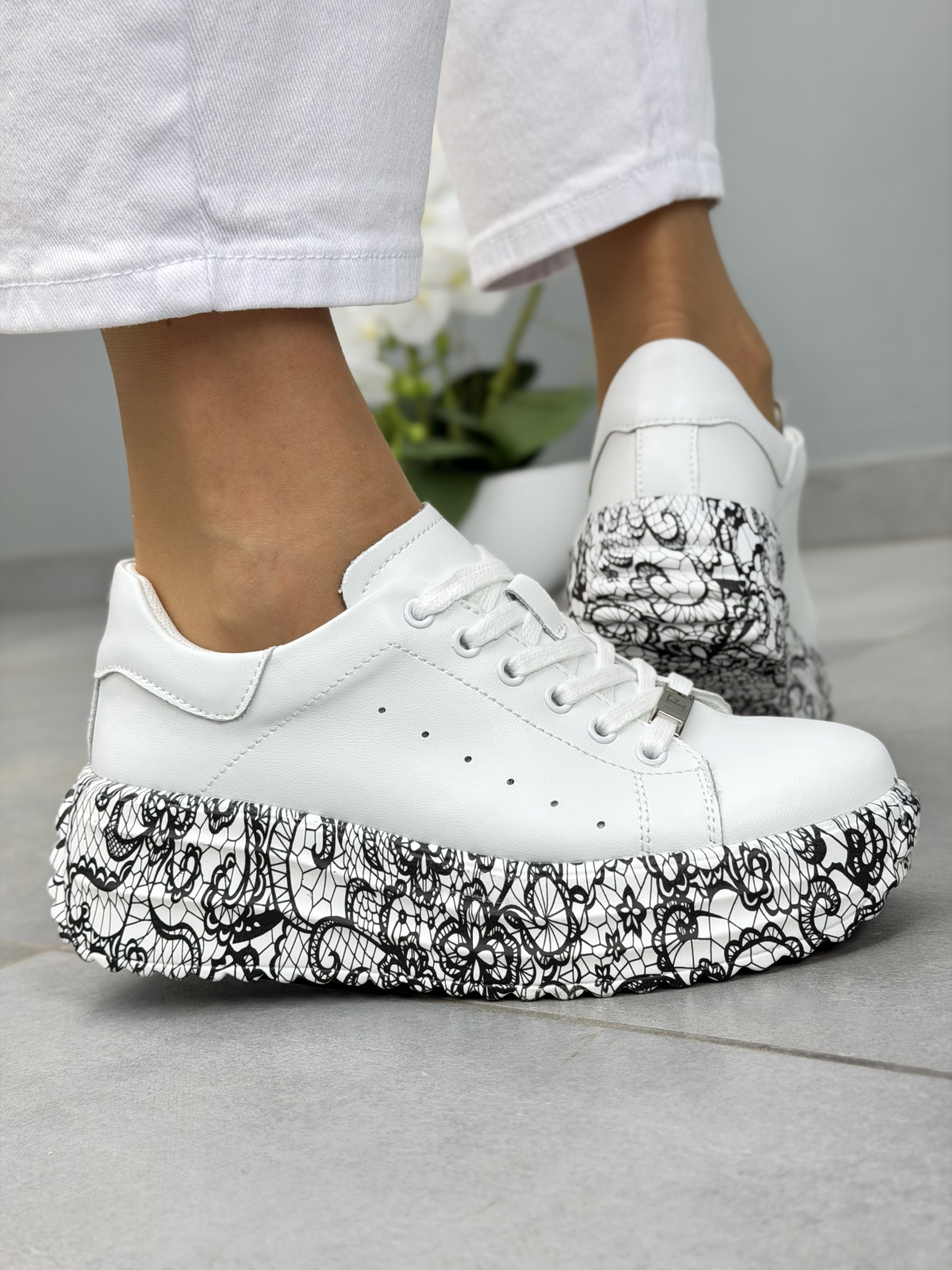 Białe sneakersy damskie skórzane na platformie casual