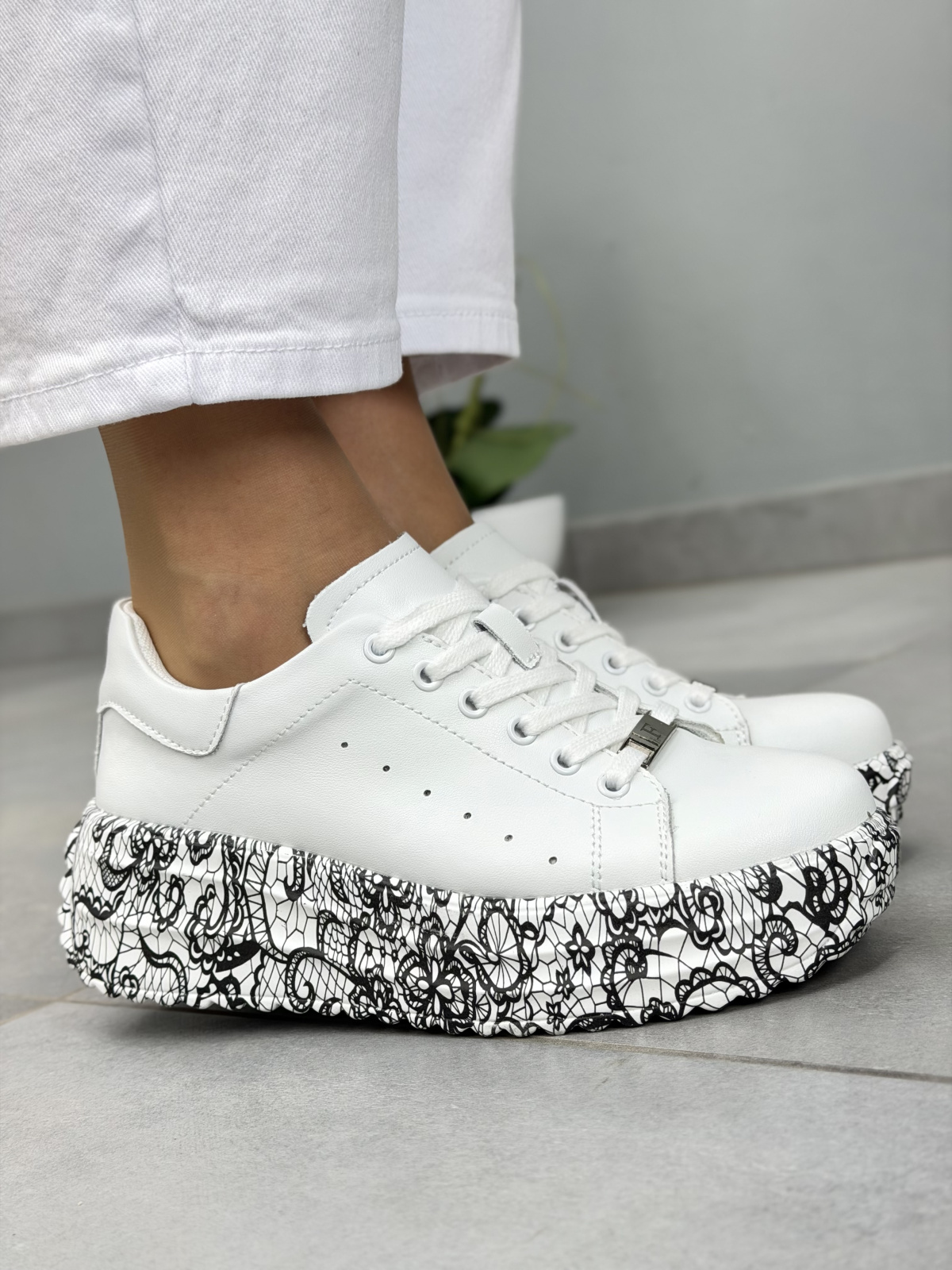 Białe sneakersy damskie skórzane na platformie casual