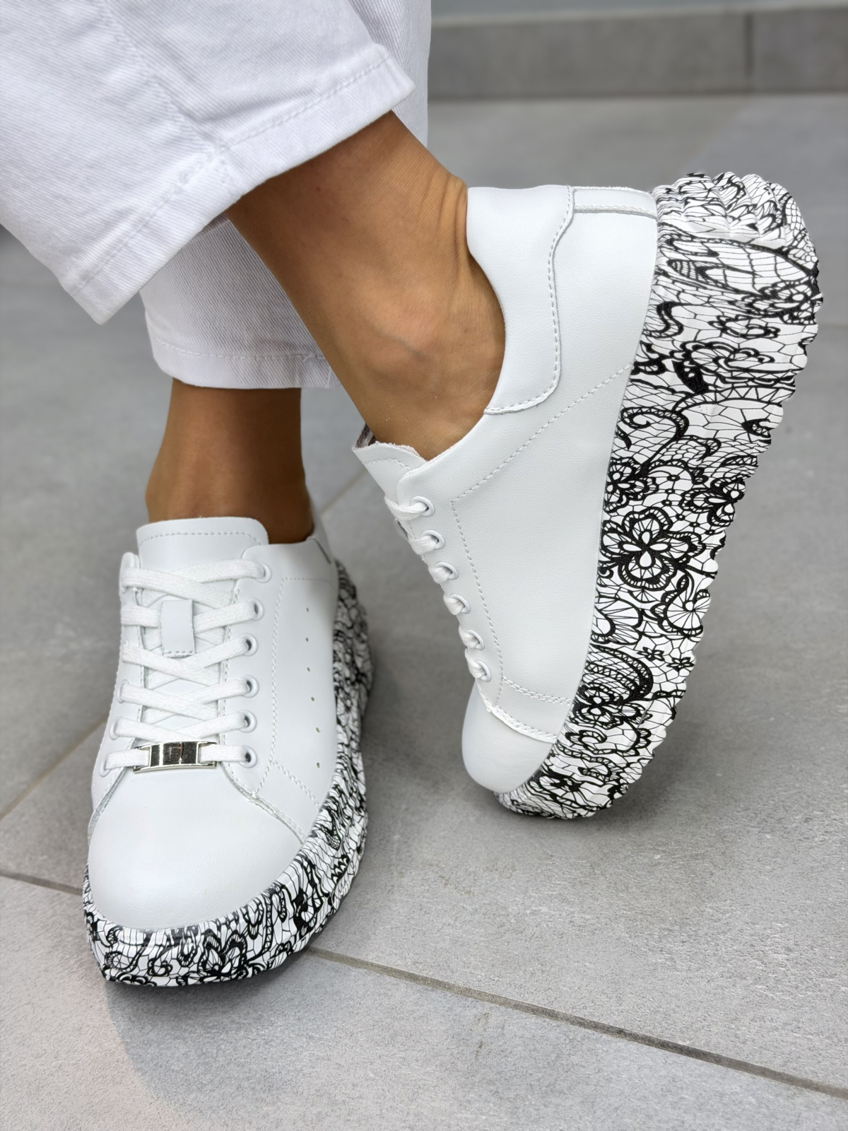 Białe sneakersy damskie skórzane na platformie casual