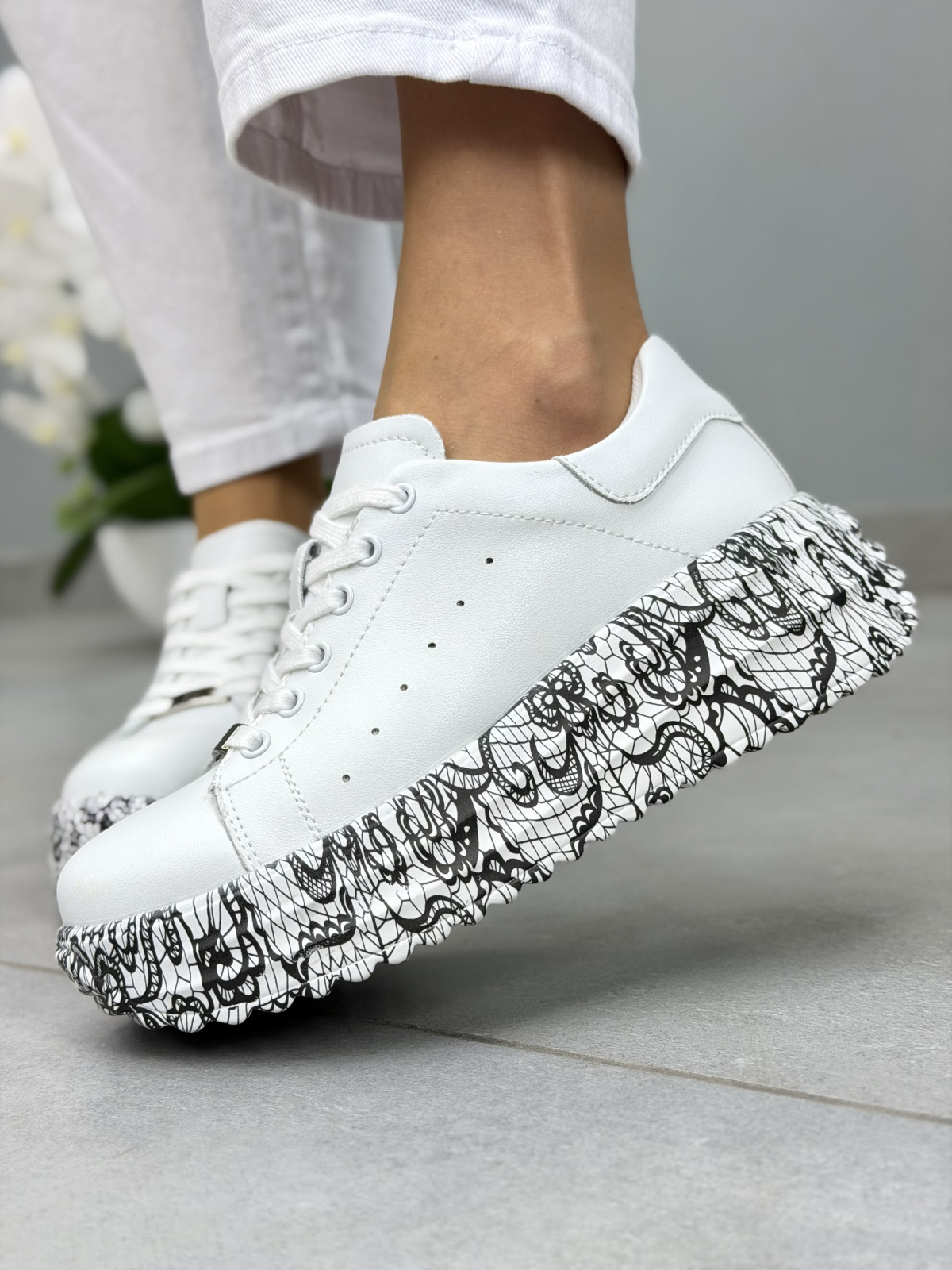 Białe sneakersy damskie skórzane na platformie casual