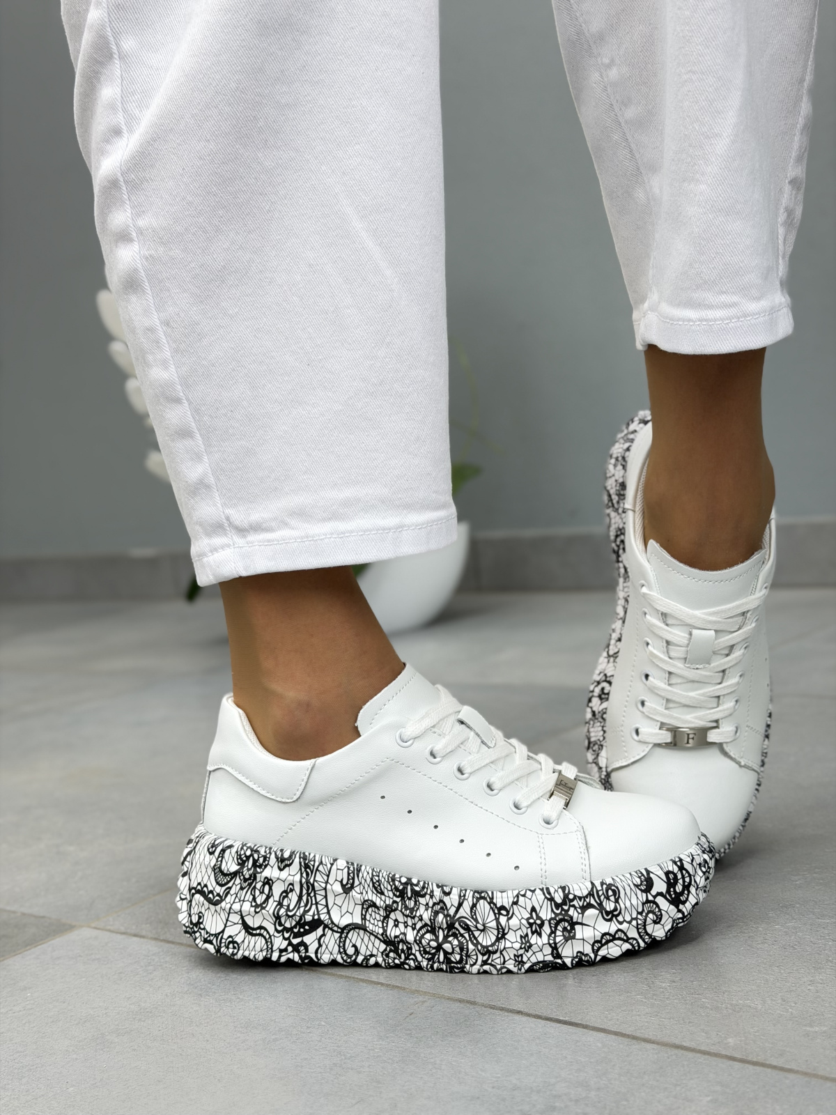 Białe sneakersy damskie skórzane na platformie casual