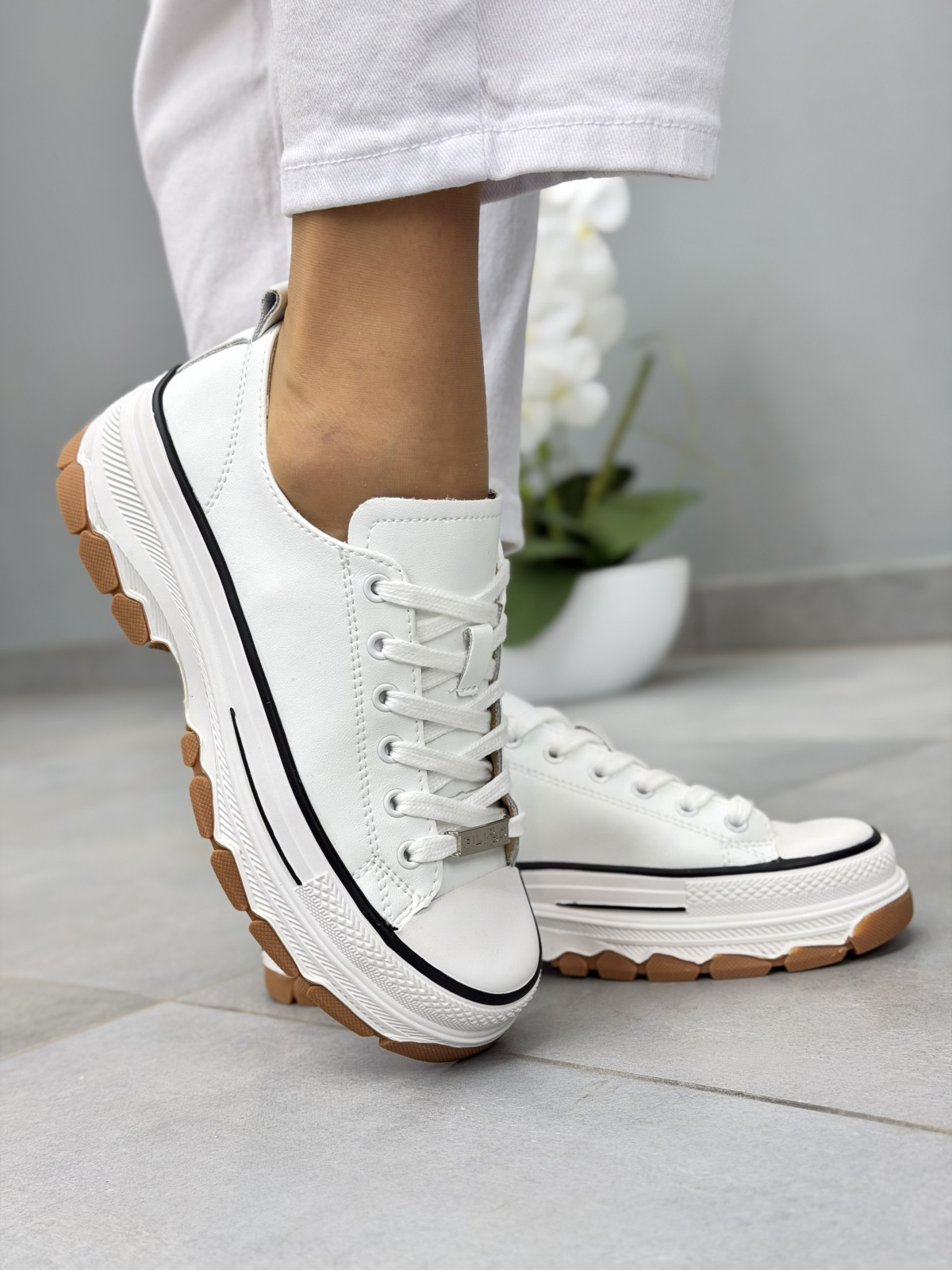 Białe sneakersy damskie skórzane casual