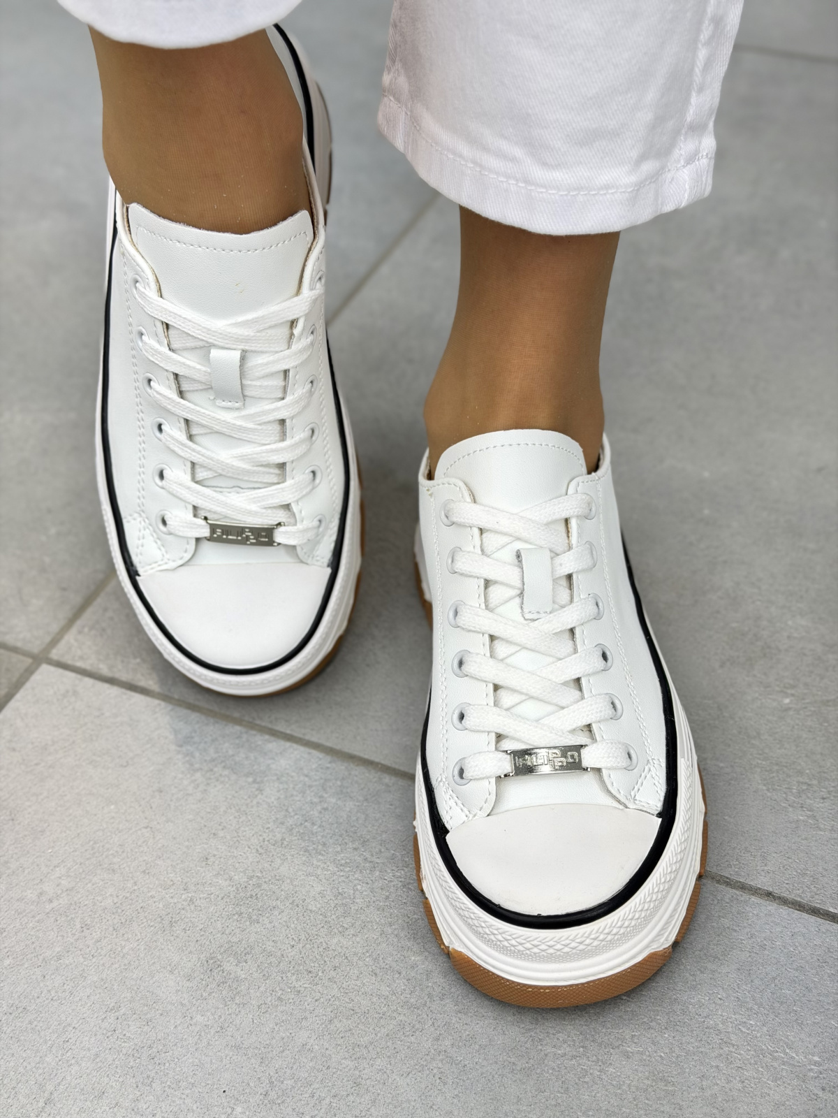 Białe sneakersy damskie skórzane casual