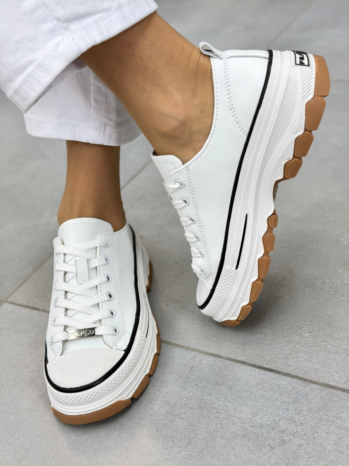 Białe sneakersy damskie skórzane casual