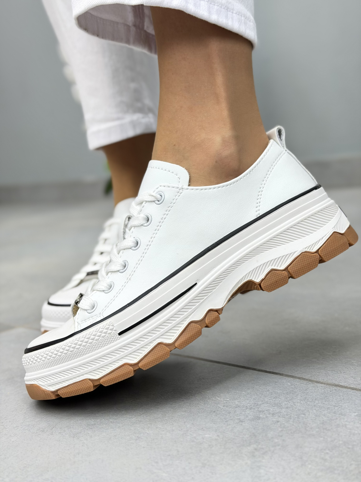 Białe sneakersy damskie skórzane casual