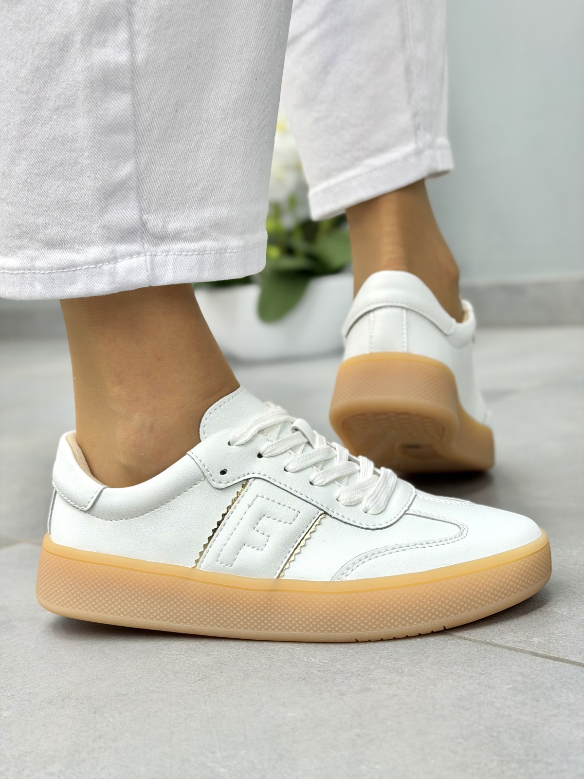 Białe sneakersy skórzane damskie casual