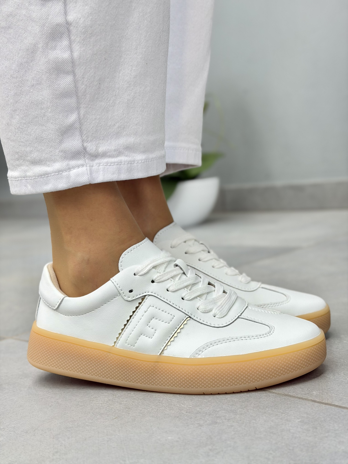 Białe sneakersy skórzane damskie casual