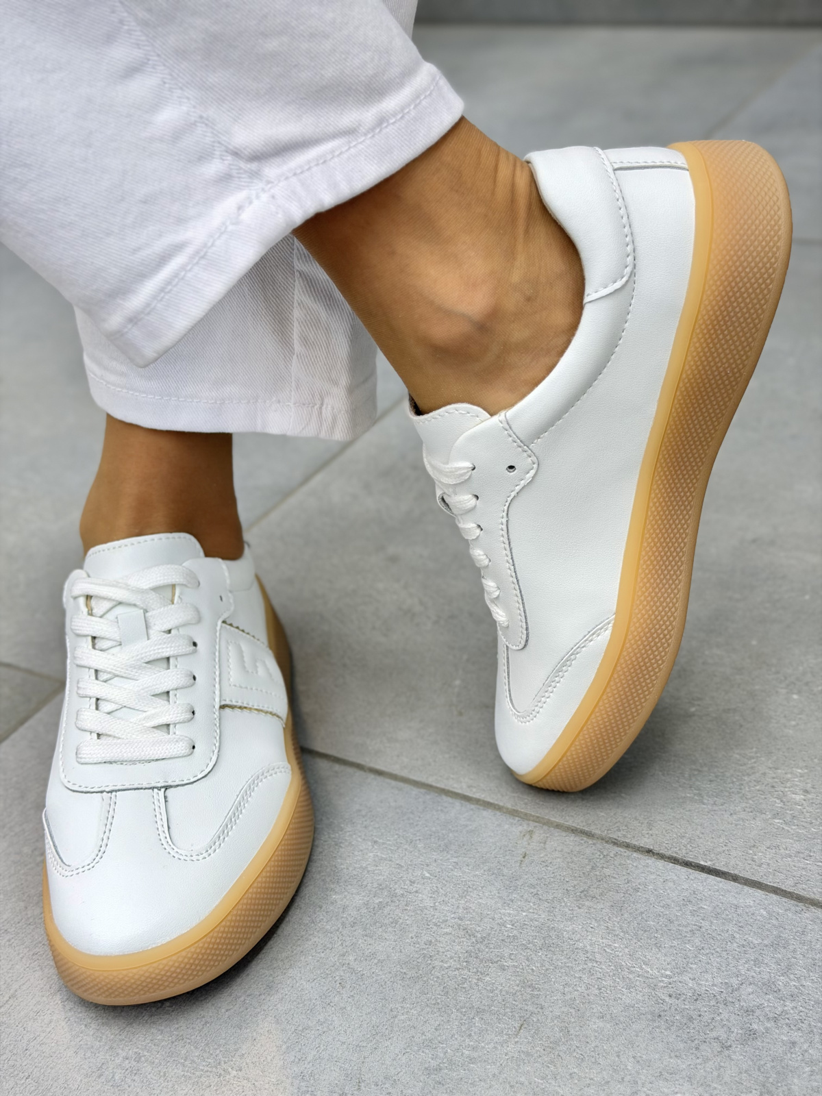 Białe sneakersy skórzane damskie casual