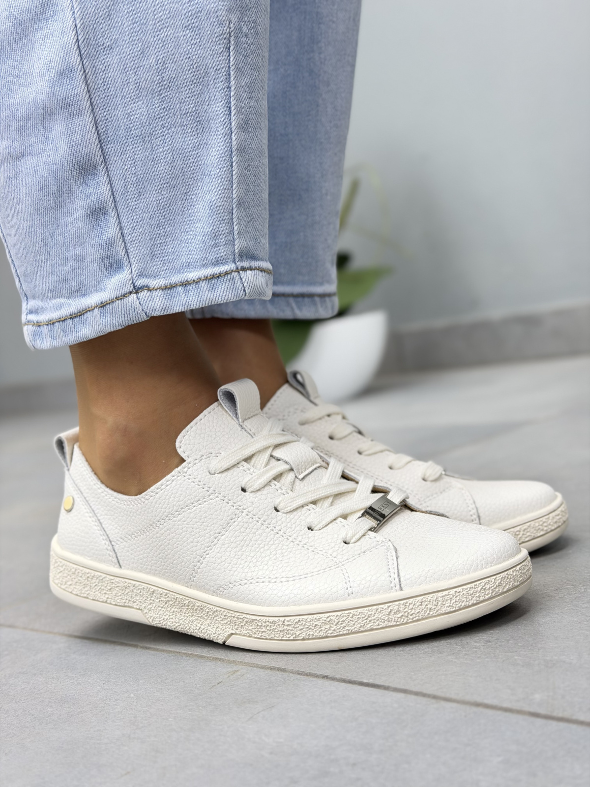 Minimalistyczne białe sneakersy skórzane damskie OLEKSY casual