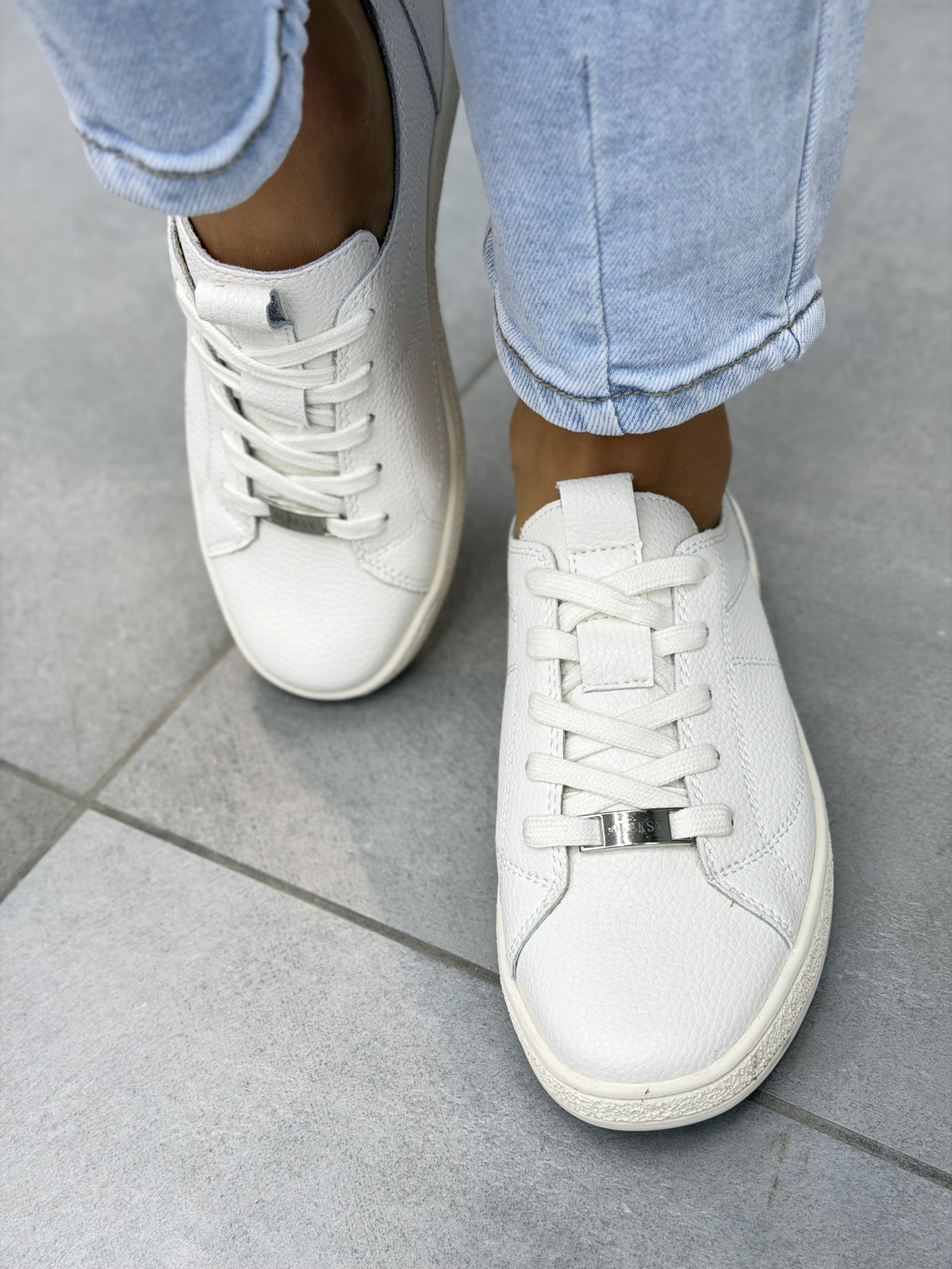 Minimalistyczne białe sneakersy skórzane damskie OLEKSY casual