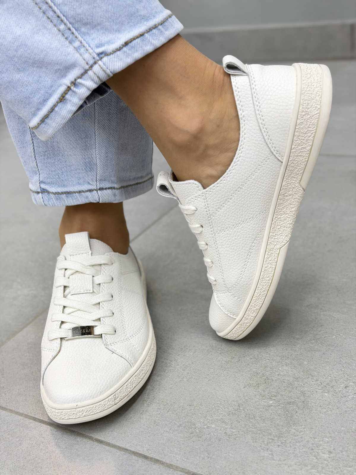 Minimalistyczne białe sneakersy skórzane damskie OLEKSY casual