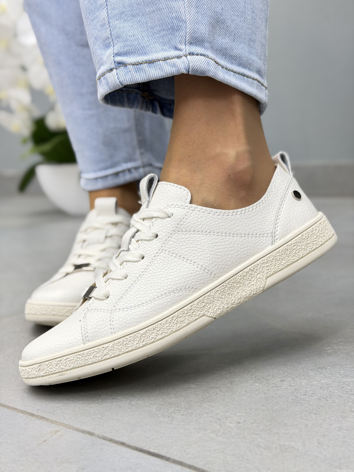 Minimalistyczne białe sneakersy skórzane damskie OLEKSY casual