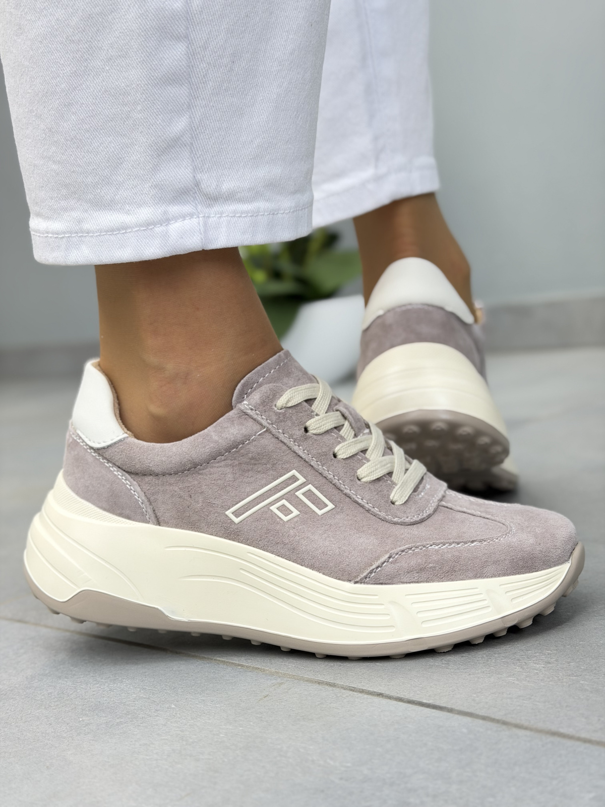 Beżowe sneakersy damskie zamszowe skórzane casual