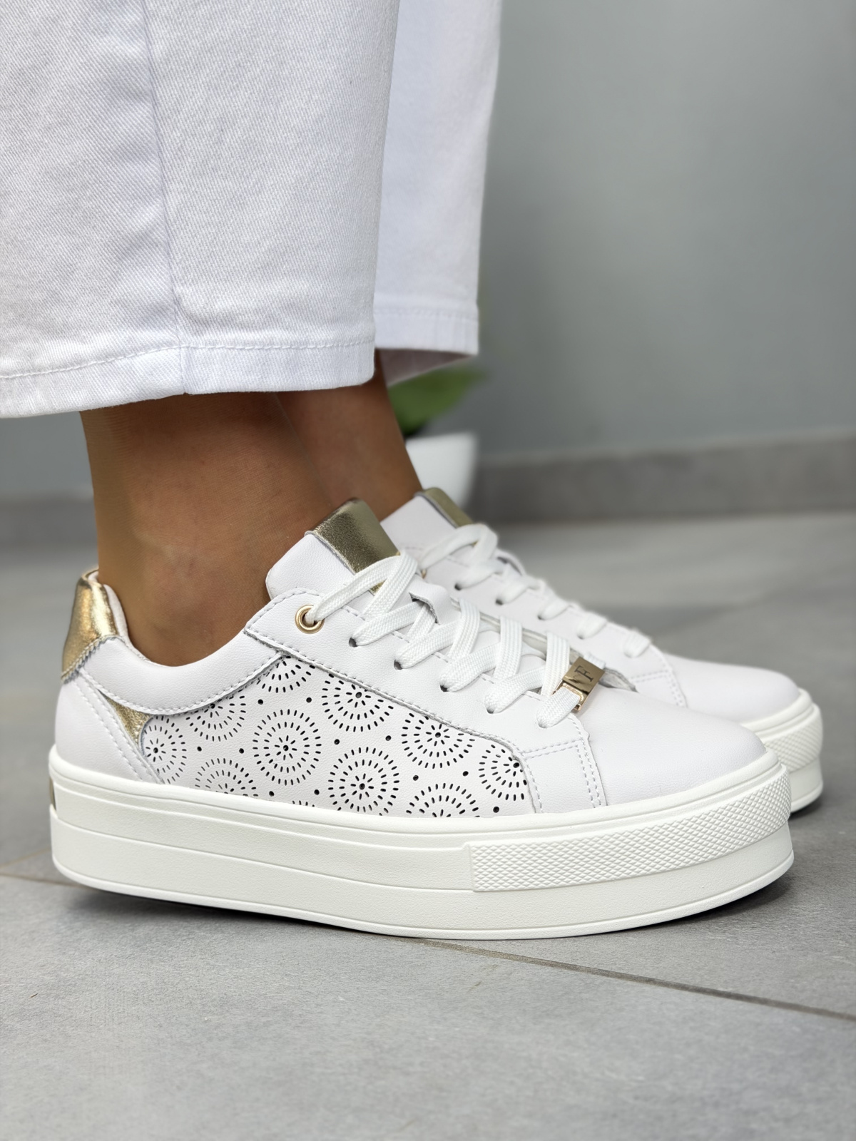 Białe sneakersy damskie skórzane na platformie casual