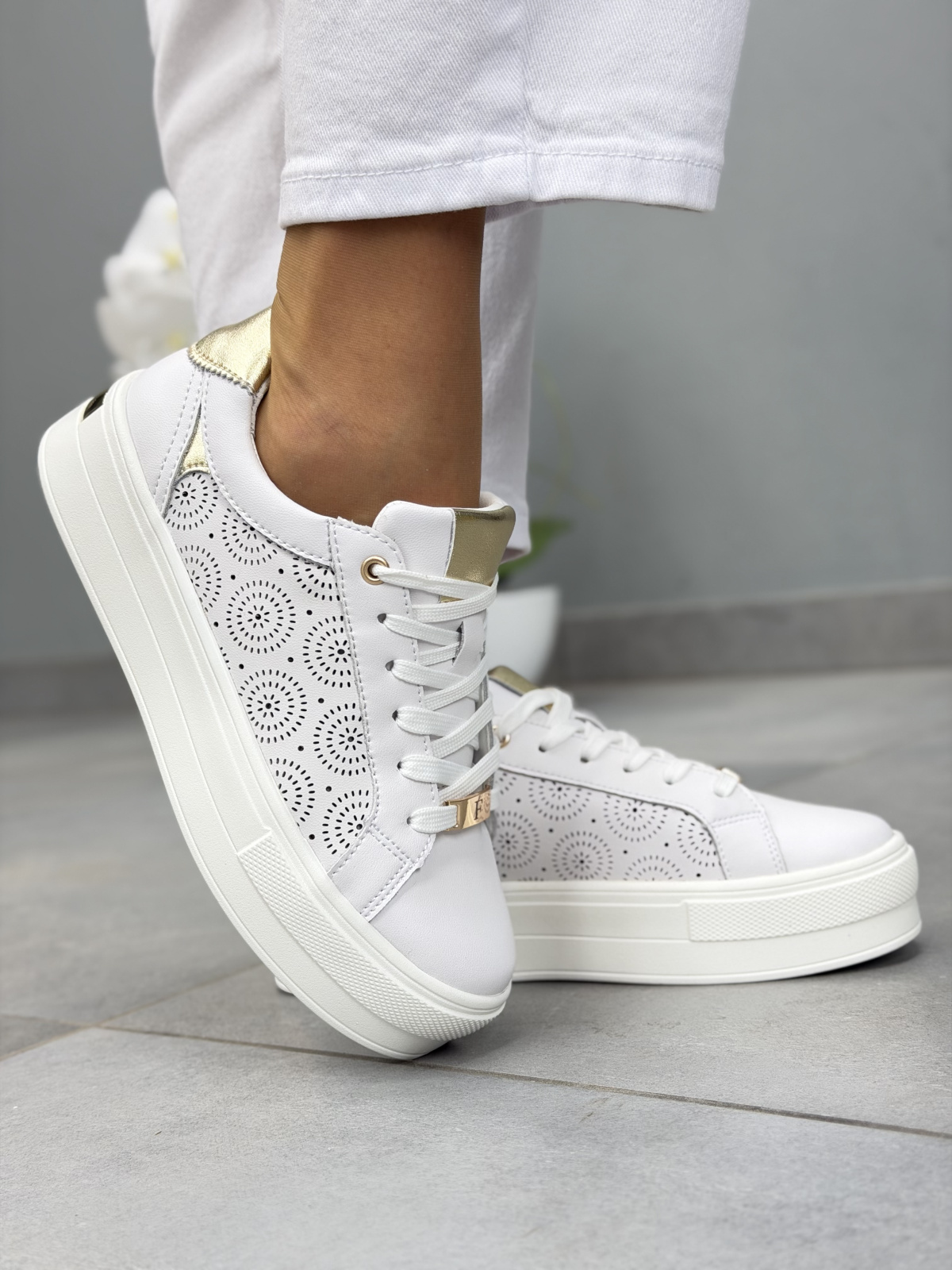 Białe sneakersy damskie skórzane na platformie casual