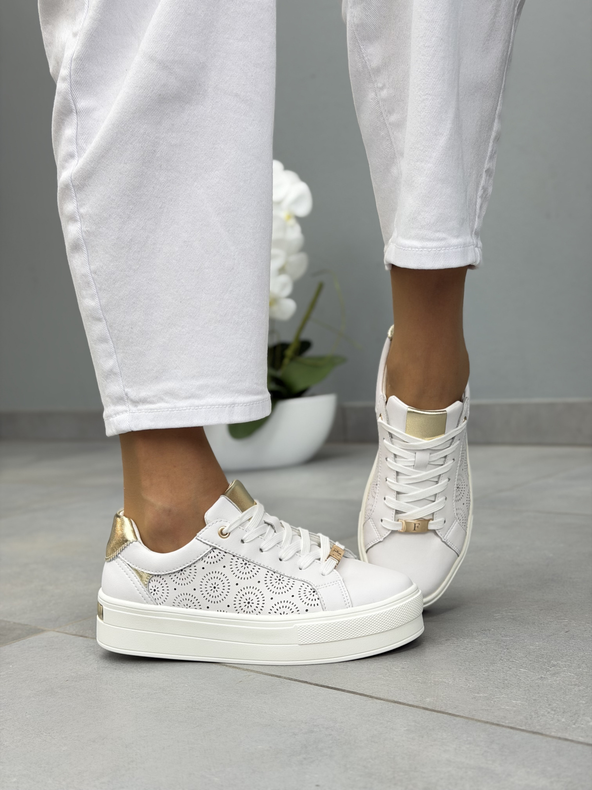 Białe sneakersy damskie skórzane na platformie casual