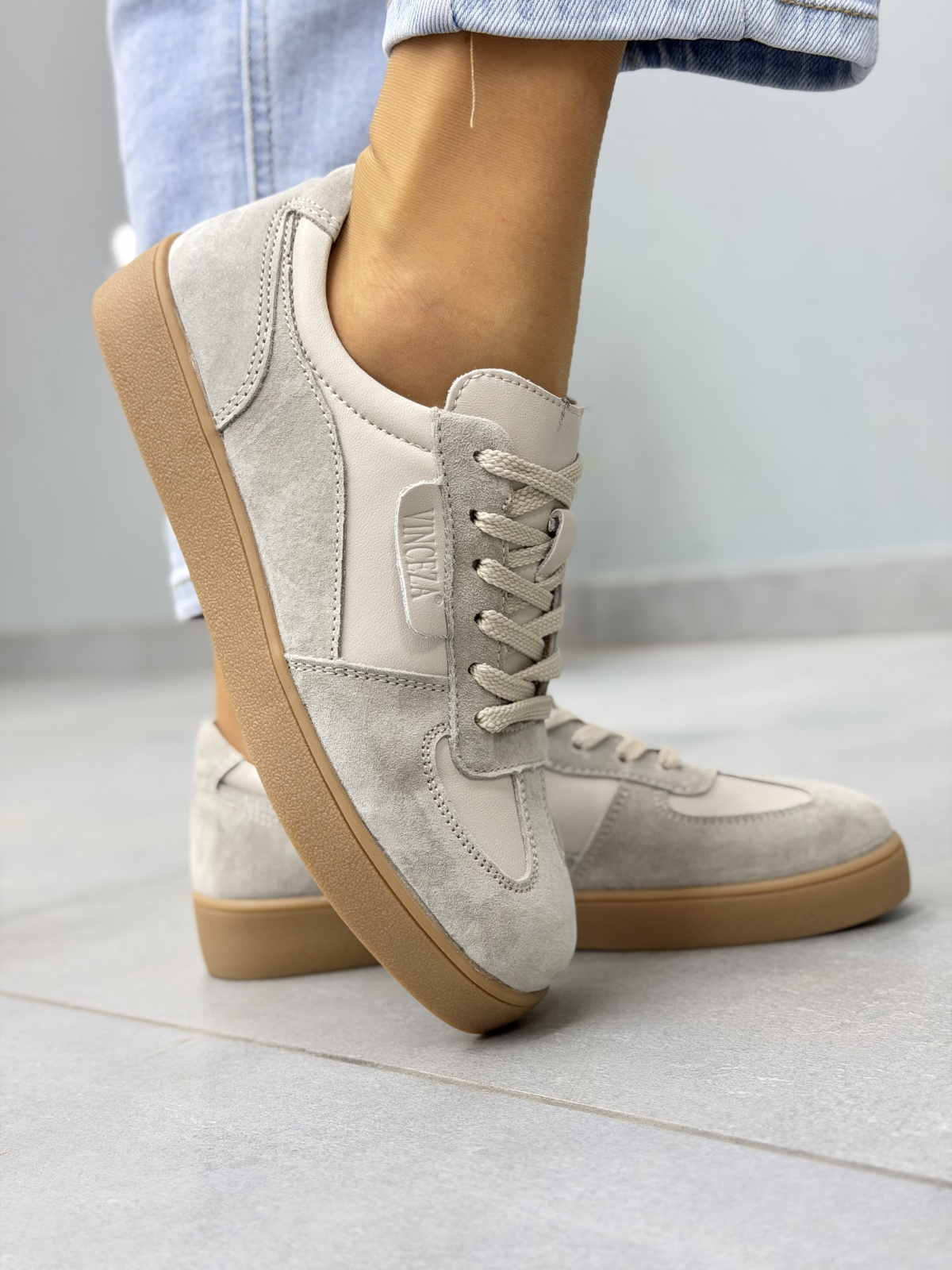 Beżowe sneakersy damskie skórzane casual