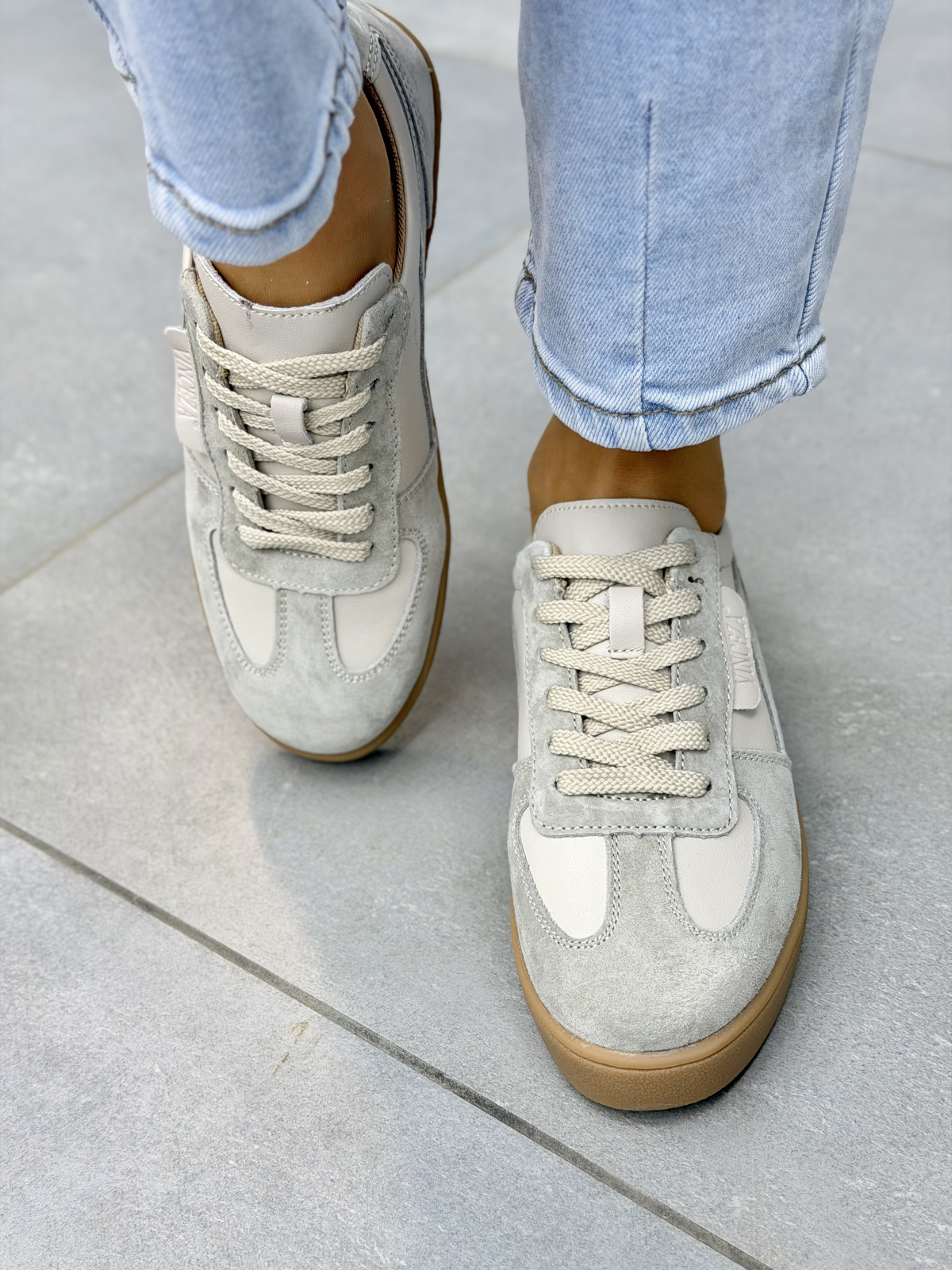 Beżowe sneakersy damskie skórzane casual