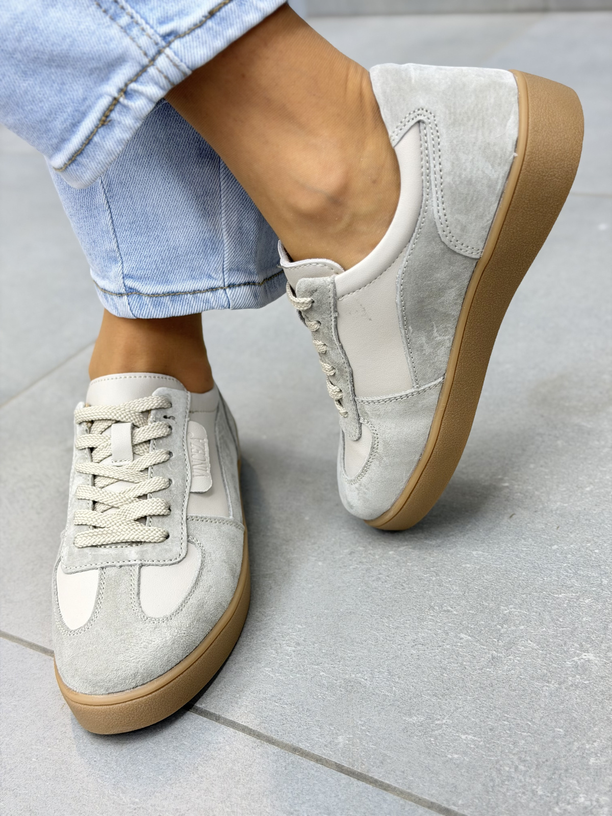 Beżowe sneakersy damskie skórzane casual