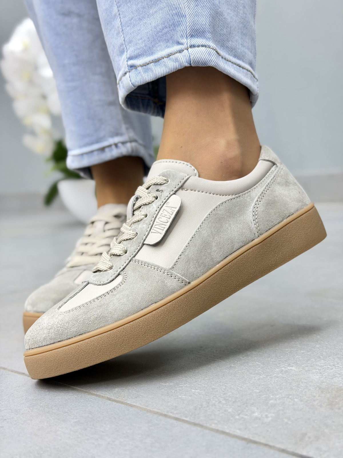 Beżowe sneakersy damskie skórzane casual