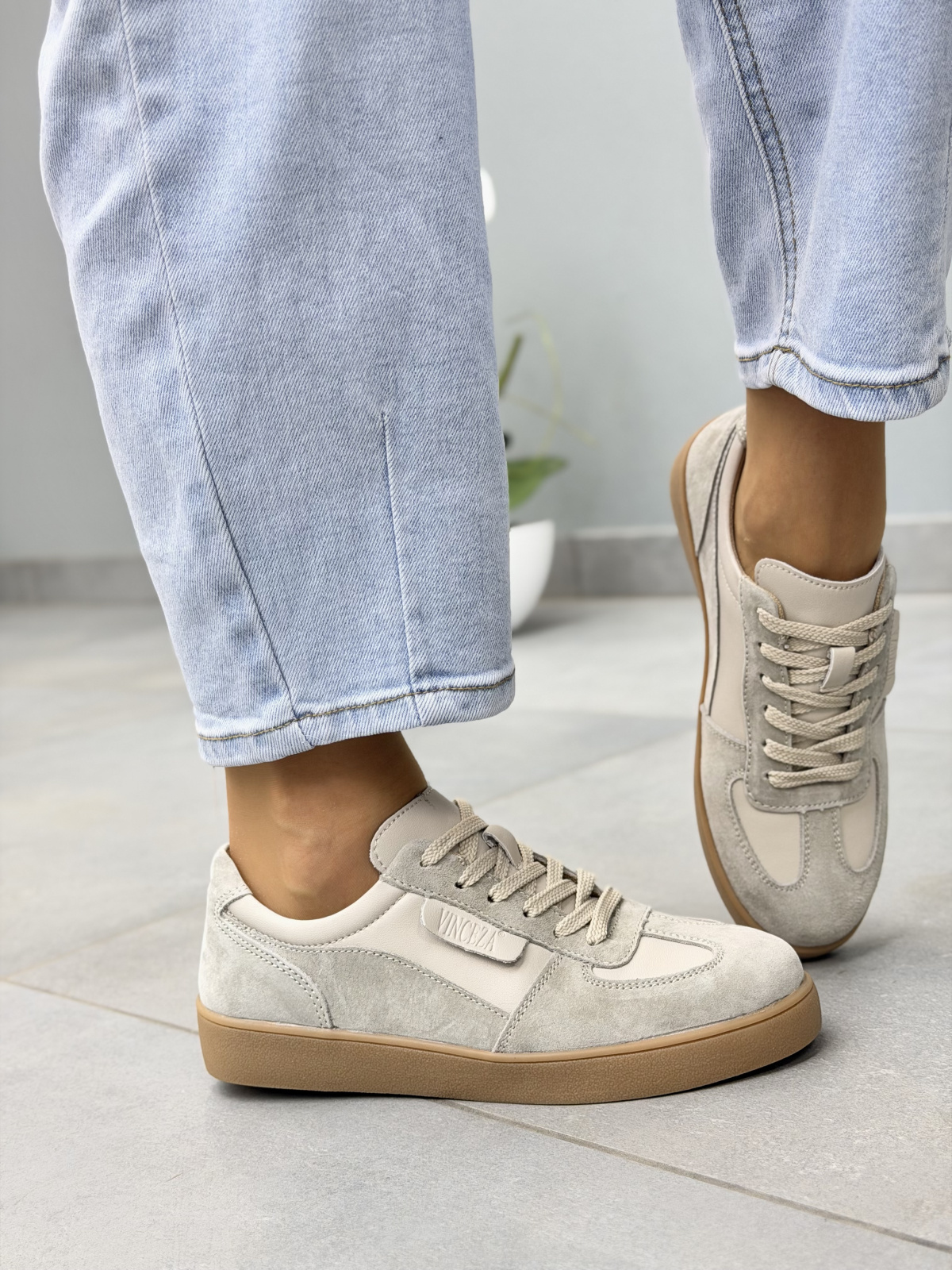 Beżowe sneakersy damskie skórzane casual