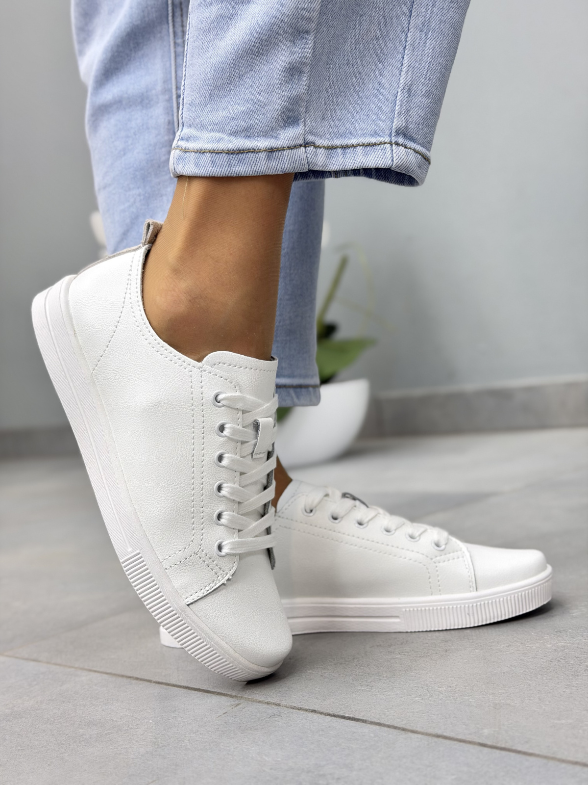 Białe sneakersy damskie skórzane casual