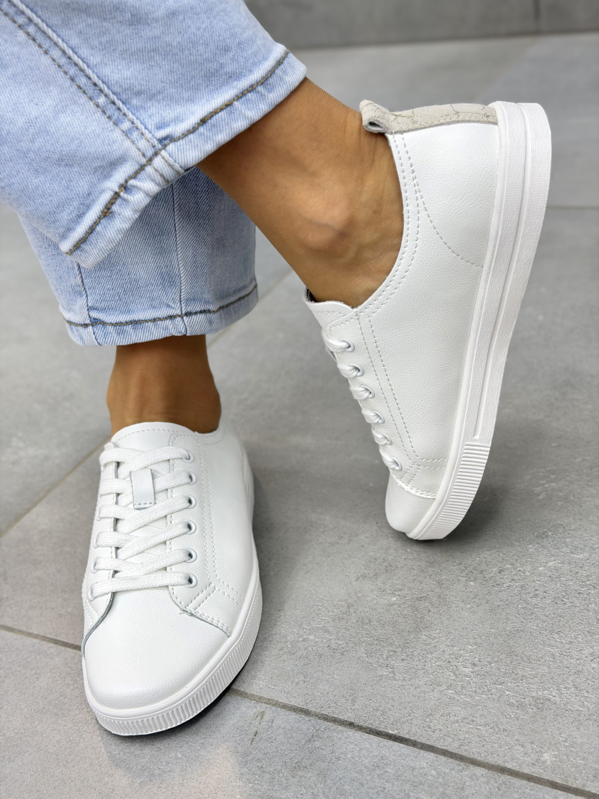 Białe sneakersy damskie skórzane casual