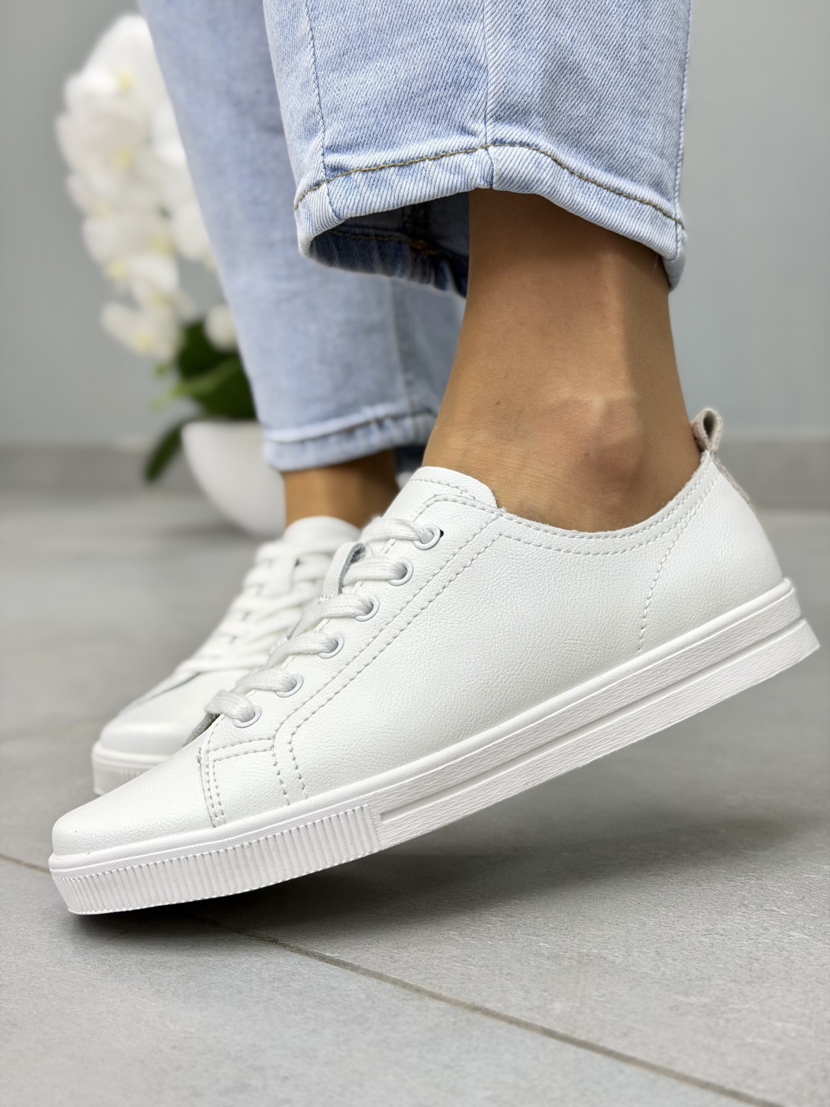 Białe sneakersy damskie skórzane casual