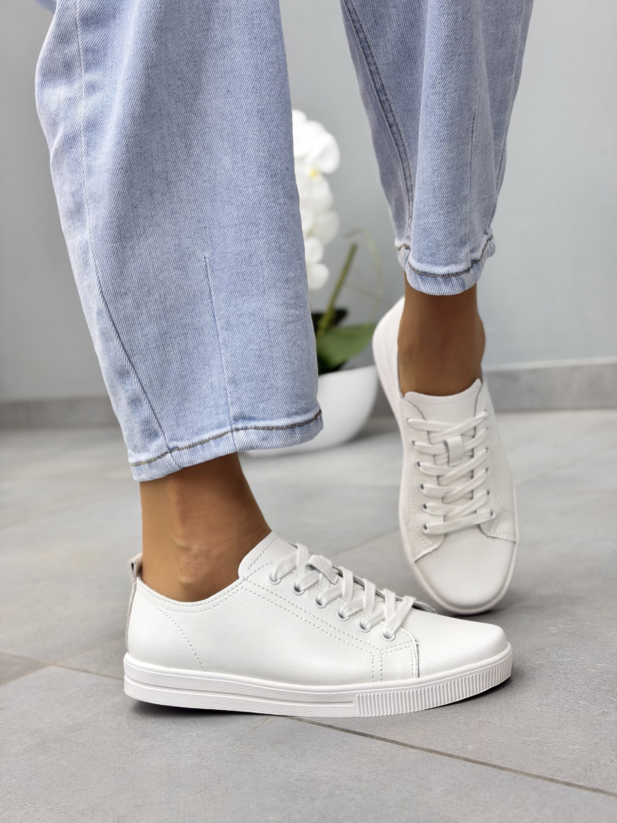 Białe sneakersy damskie skórzane casual