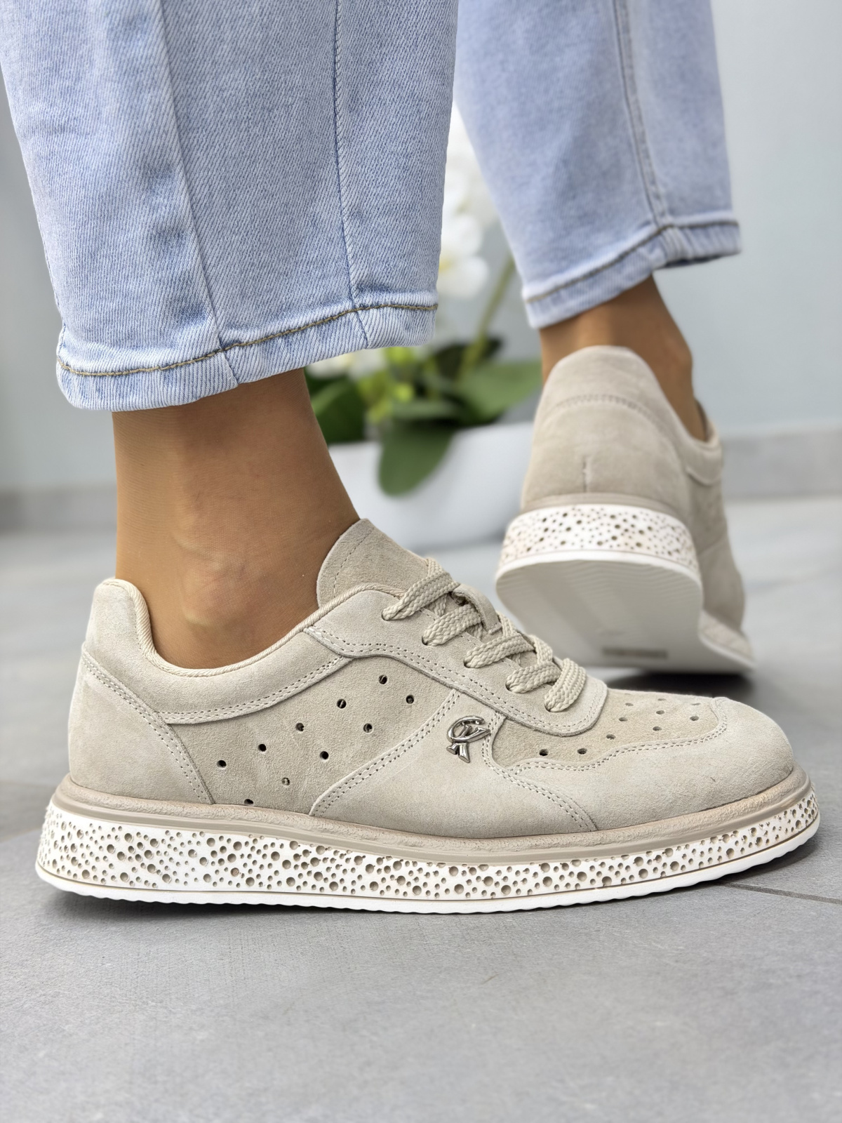 Beżowe sneakersy damskie z naturalnego zamszu casual